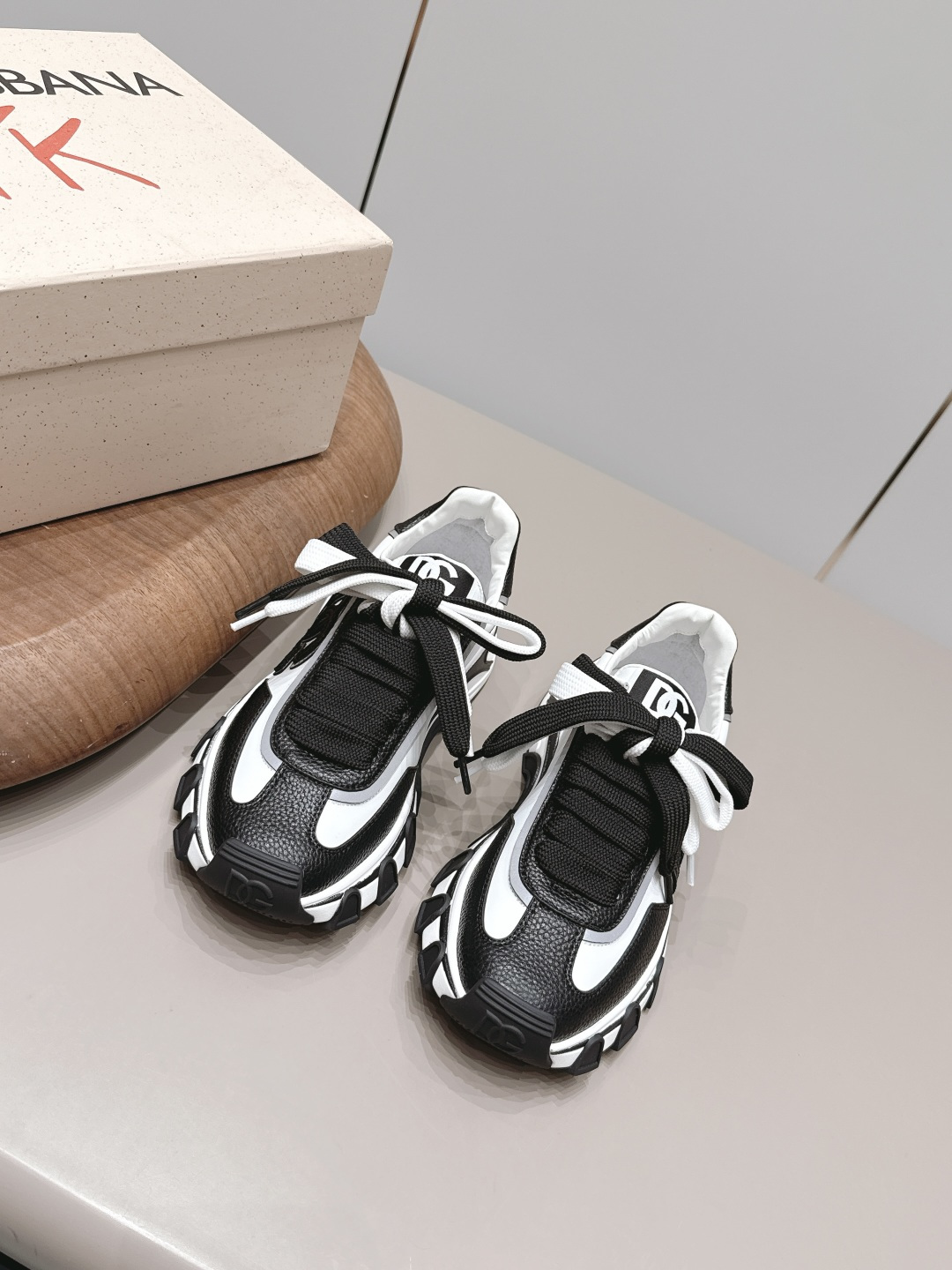 NO:871593,'Exclusive top version' for couples DOLCE & GABBANA 26vs new casual series for spring and summer couples...[Color-blocking thick-soled casual shoes for couples] Original 1:1 customization, this year's most fashionable and popular retro British style, simple and elegant, all styles are good-looking, very comfortable, fashionable and versatile... Original custom-made cowhide leather on the upper/color-blocking process Original custom cowhide lining Original custom-made sheepskin sole Original molded TPU molded sole Height 3.5cm  Size 36-44 (Female 40. Men 38.44.46. Customized) Original full set of packaging Color official website updated simultaneously, casual shoes/sports shoes, Dolce&Gabbana, Dolce&Gabbana, sneakers, cowhide, sheepskin19860909情侣《独家顶级版本》 DOLCE & GABBANA 杜嘉班纳 26vs春夏情侣新款休闲系列…【情侣拼色厚底休闲鞋】 原版1:1定制,今年最潮最流行复古英伦风,简约大气,款款都好看,非常舒适,时尚百搭…… 鞋面原版定制牛皮/拼色工艺 内里原版定制牛皮 垫脚原版定制羊皮 大底原版开模TPU成型底 底高3.5cm 码数36-44（女40.男38.44.46.定制） 包装原版全套包装 颜色官网同步更新,休闲鞋/运动鞋,Dolce&Gabbana,Dolce&Gabbana,sneakers,cowhide,sheepskin,Women's Shoes
