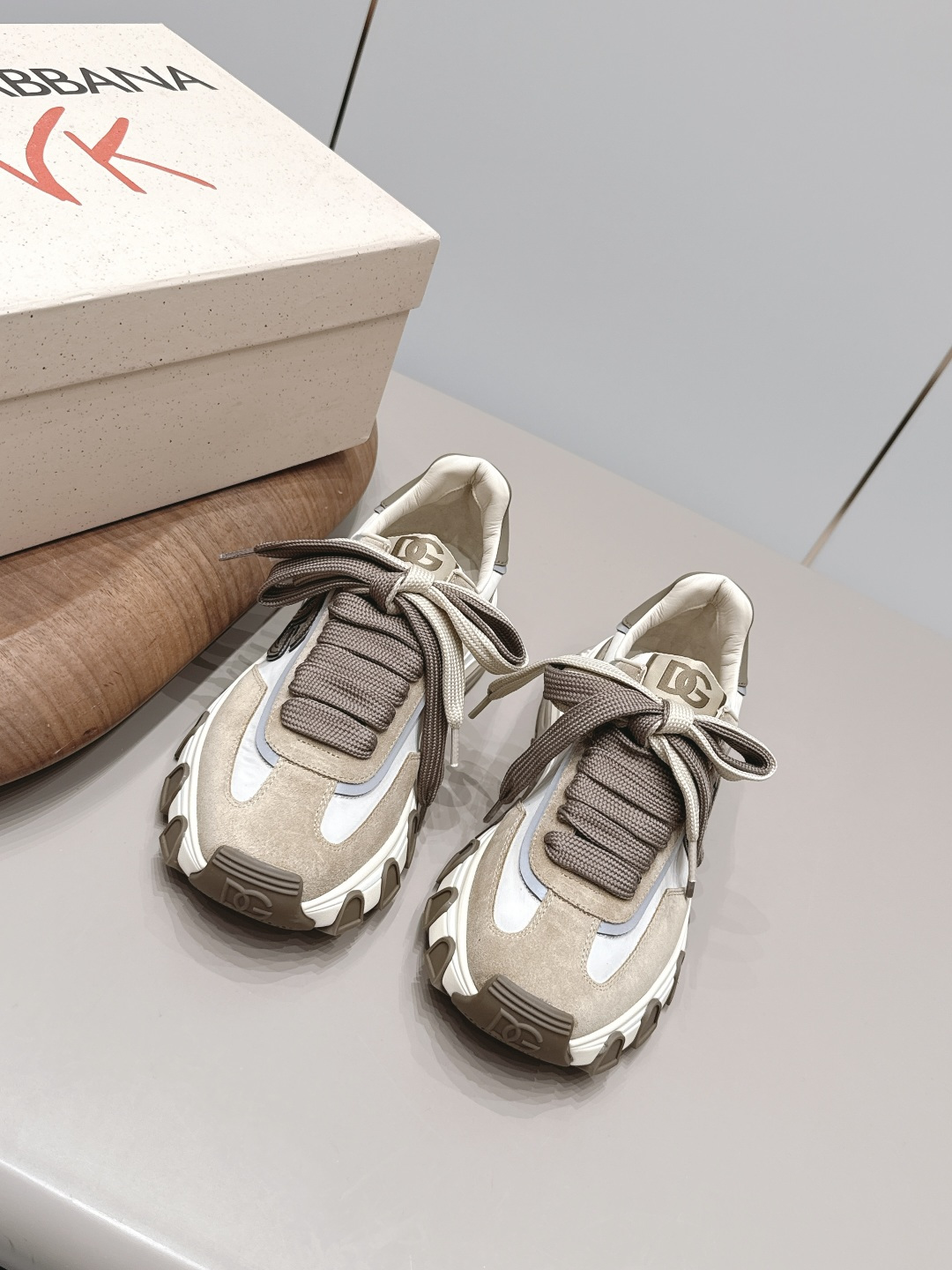 NO:871540,Couple's 'Exclusive Top Version' DOLCE & GABBANA 26vs new casual series for spring and summer couples... [Color-blocking thick-soled casual shoes for couples] Original 1:1 customization, this year's most fashionable and popular retro British style, simple and elegant, all styles are good-looking, very comfortable, fashionable and versatile... Original custom-made cowhide/weaving/color-blocking craftsmanship on the upper Original custom-made cowhide lining Original custom-made sheepskin Outsole Original molded TPU molded bottom  Bottom height 3.5cm, size 36-44 (female 40, male 38.44.46. customized) original full set of packaging, colors updated simultaneously on the official website, casual shoes/sports shoes, Dolce&Gabbana, Dolce&Gabbana, sneakers, cowhide, sheepskin19860909情侣《独家顶级版本》 DOLCE & GABBANA 杜嘉班纳 26vs春夏情侣新款休闲系列…【情侣拼色厚底休闲鞋】 原版1:1定制,今年最潮最流行复古英伦风,简约大气,款款都好看,非常舒适,时尚百搭…… 鞋面原版定制牛猄/织布/拼色工艺 内里原版定制牛皮 垫脚原版定制羊皮 大底原版开模TPU成型底 底高3.5cm 码数36-44（女40.男38.44.46.定制） 包装原版全套包装 颜色官网同步更新,休闲鞋/运动鞋,Dolce&Gabbana,Dolce&Gabbana,sneakers,cowhide,sheepskin,Women's Shoes