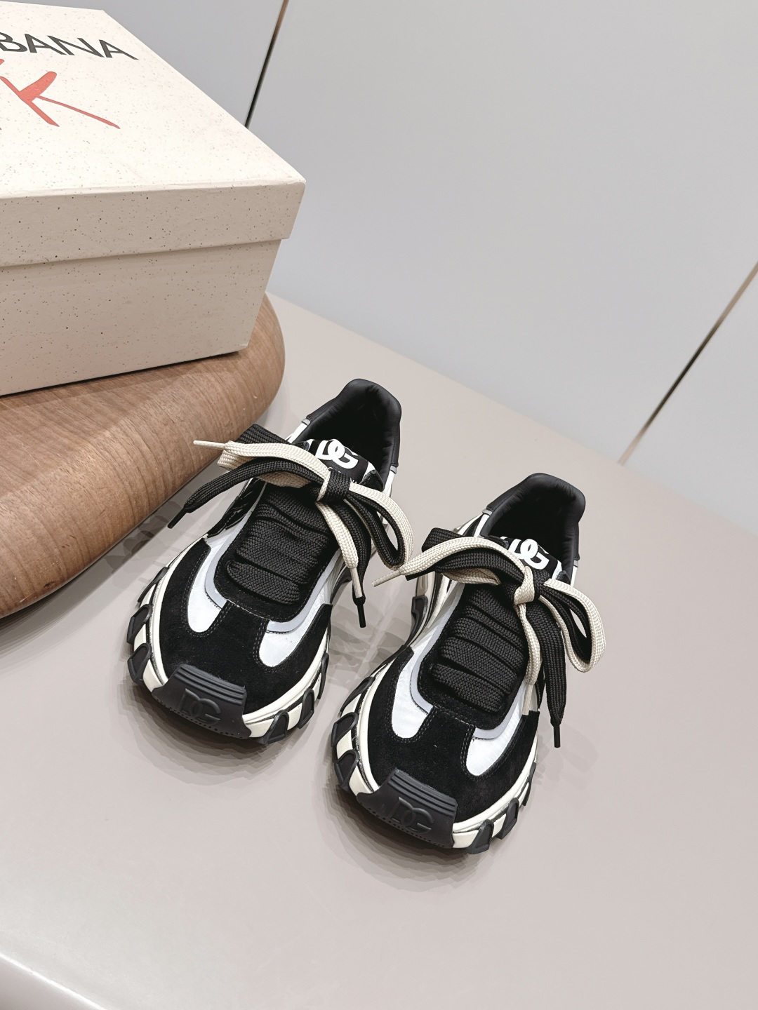 NO:871534,'Exclusive top version' for couples DOLCE & GABBANA 26vs new casual series for spring and summer couples...[Color-blocked thick-soled casual shoes for couples] Original 1:1 customization, this year's most fashionable and popular retro British style, simple and elegant, all styles are good-looking, very comfortable, fashionable and versatile... Original custom-made cowhide/breathable mesh/color-blocking craftsmanship on the uppers Original custom-made cowhide on the lining Original custom-made sheepskin outsole Original molded TPU molded bottom  Bottom height 3.5cm, size 36-44 (female 40, male 38.44.46. customized) original full set of packaging, colors updated simultaneously on the official website, casual shoes/sports shoes, Dolce&Gabbana, Dolce&Gabbana, sneakers, cowhide, sheepskin19860909情侣《独家顶级版本》 DOLCE & GABBANA 杜嘉班纳 26vs春夏情侣新款休闲系列…【情侣拼色厚底休闲鞋】 原版1:1定制,今年最潮最流行复古英伦风,简约大气,款款都好看,非常舒适,时尚百搭…… 鞋面原版定制牛猄/透气网/拼色工艺 内里原版定制牛皮 垫脚原版定制羊皮 大底原版开模TPU成型底 底高3.5cm 码数36-44（女40.男38.44.46.定制） 包装原版全套包装 颜色官网同步更新,休闲鞋/运动鞋,Dolce&Gabbana,Dolce&Gabbana,sneakers,cowhide,sheepskin,Women's Shoes