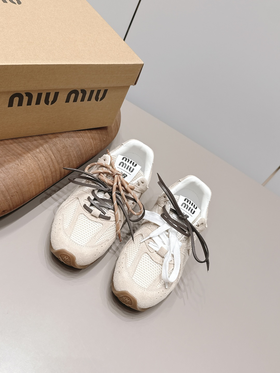 NO:871567,Men and women 40 'Exclusive top version' Miumiu miumiu jointly branded 2027vs spring and summer couples popular casual shoe series... The counter focuses on the latest casual white shoes, hard goods, new purchase level!  Full of high-end feel!  A popular model among bloggers at home and abroad, it is retro, fashionable and looks great on your feet!  The official website's main recommendation★ New casual shoes thick-soled white shoes!! Simple grid design, highly recognizable tongue, super sunny and youthful on the feet! With a girly touch, it can make casual shoes so sweet, only M can do it. With a full foot aura, you can wear long skirts, short skirts, shorts, and casual series to create a unique style. The age-reducing effect is very obvious, noble temperament, versatile style, fresh summer colors...  Customized original cowhide/breathable mesh/color matching fabric, customized original sheepskin lining, customized original injection molding for feet, original open mold TPU molding outsole, original full set of packaging, size couple 35-44 (female 40, male 45 customized), color official website updated simultaneously, casual shoes/sports shoes, miumiu, sneakers, skirts, shorts, sheepskin19860909女男40《独家顶级版本》 缪缪miumiu 联名 2027vs春夏情侣爆款休闲鞋系列……  专柜主打最新款 休闲小白鞋硬货上新  代购级别！高级感十足！国内外博主刷爆的一款,复古又时髦上脚美炸了！官网主推款★ 新款休闲鞋厚底小白鞋!!简约的格板设计,极具辨识度的鞋舌,上脚超级阳光青春! 少女味一足,能把休闲鞋打造的如此甜美,只有M才能做到了,上脚气场一足,随意搭配,长裙,短裙,短裤,休闲系列都能穿出与众不同的风格,减龄效果非常明显,高贵气质百搭型,清新的夏季色彩…… 面料定制原版牛猄/透气网/拼色 内里定制原版羊皮 垫脚定制原版注塑成型 大底原版开模TPU成型底 包装原版全套包装 码数情侣35-44（女40.男45定制） 颜色官网同步更新,休闲鞋/运动鞋,miumiu,sneakers,skirts,shorts,sheepskin,Women's Shoes