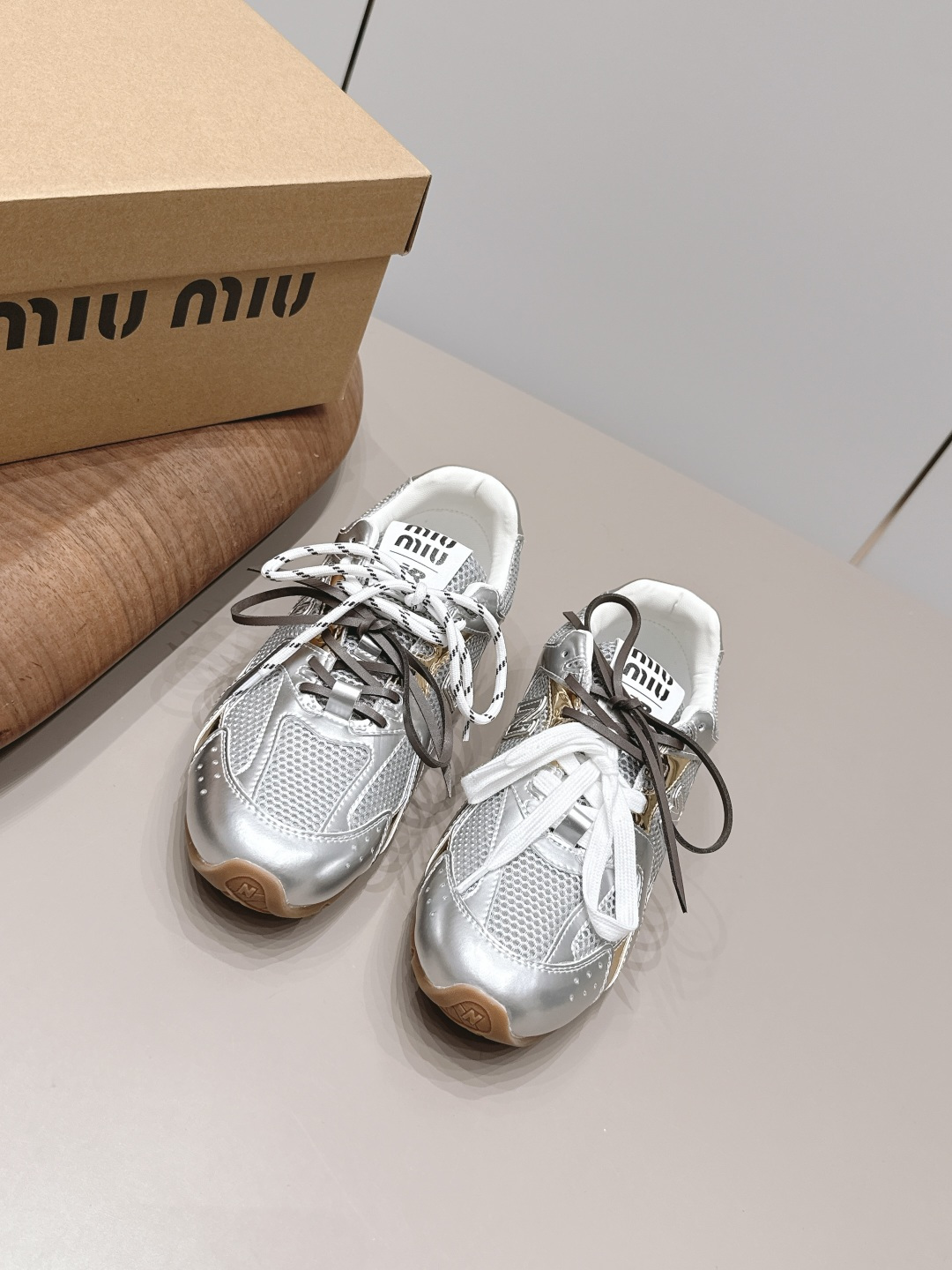 NO:871560,Men and women 40 'Exclusive top version' Miumiu miumiu jointly branded 2027vs spring and summer couples popular casual shoe series... The counter focuses on the latest casual white shoes, hard goods, new purchase level!  Full of high-end feel!  A popular model among bloggers at home and abroad, it is retro, fashionable and looks great on your feet!  The official website's main recommendation★ New casual shoes thick-soled white shoes!! Simple grid design, highly recognizable tongue, super sunny and youthful on the feet! With a girly touch, it can make casual shoes so sweet, only M can do it. With a full foot aura, you can wear long skirts, short skirts, shorts, and casual series to create a unique style. The age-reducing effect is very obvious, noble temperament, versatile style, fresh summer colors... Fabrics are customized with original cowhide/breathable mesh/color matching  Customized original sheepskin lining, customized original injection molding for feet, original open-molded TPU molded outsole, original full set of packaging, size couple 35-44 (customized for women 40, men 45), colors updated simultaneously on the official website, casual shoes/sports shoes, miumiu, sneakers, skirts, shorts, cowhide, sheepskin19860909女男40《独家顶级版本》 缪缪miumiu 联名 2027vs春夏情侣爆款休闲鞋系列……  专柜主打最新款 休闲小白鞋硬货上新  代购级别！高级感十足！国内外博主刷爆的一款,复古又时髦上脚美炸了！官网主推款★ 新款休闲鞋厚底小白鞋!!简约的格板设计,极具辨识度的鞋舌,上脚超级阳光青春! 少女味一足,能把休闲鞋打造的如此甜美,只有M才能做到了,上脚气场一足,随意搭配,长裙,短裙,短裤,休闲系列都能穿出与众不同的风格,减龄效果非常明显,高贵气质百搭型,清新的夏季色彩…… 面料定制原版牛皮/透气网/拼色 内里定制原版羊皮 垫脚定制原版注塑成型 大底原版开模TPU成型底 包装原版全套包装 码数情侣35-44（女40.男45定制） 颜色官网同步更新,休闲鞋/运动鞋,miumiu,sneakers,skirts,shorts,cowhide,sheepskin,Women's Shoes