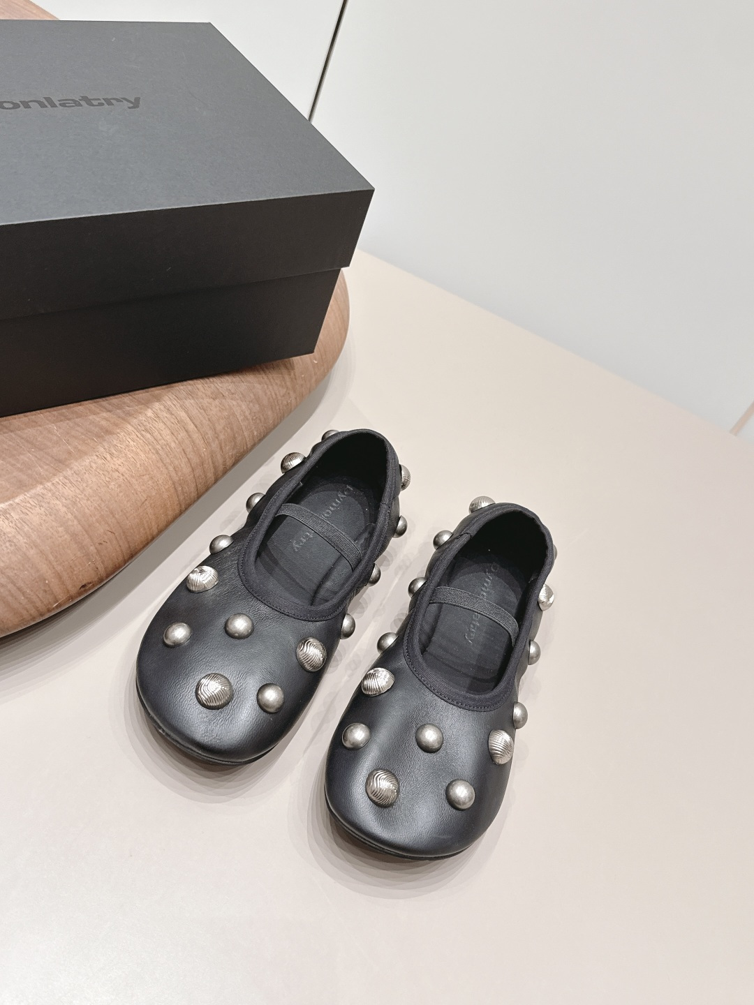 NO:871572,: 'Exclusive top version' DYMALNOTPY 2026 vs. the latest online celebrity popular shoe series in spring and summer... [Round-toe rivet flat shoes] DYMALNOTPY has always been popular. The platform thick sole makes you look taller and slimmer. Many internet celebrities are wearing it. It is the favorite of sweet and cool girls. The square toe will look cute and delicate. The casual combination can give the style a hint of sweet and cool temperament... Fabric: Original customized sheepskin/customized rivets  Lining: Original customized sheepskin Foot pads: Original customized sheepskin Outsole: Original customized wear-resistant sole Size: 35-39 (40 customized non-returnable) Packaging: Original full set of packaging Color: Official website updated simultaneously, single shoes, sheepskin19860909: 《独家顶级版本》 DYMALNOTPY 2026vs春夏最新网红爆款单鞋系列……【圆头柳钉平底单鞋】 DYMALNOTPY一直热度不减松糕厚底,显高,显瘦,超多网红明星在穿,甜酷女孩的最爱 方鞋头,会显得可爱又秀气随意的搭配,即可让造型透露出一丝甜酷气质…… 面料: 原版定制羊皮/定制柳钉 内里: 原版定制羊皮 垫脚: 原版定制羊皮 大底: 原版定制耐磨底 码数: 35-39(40定制不退换) 包装: 原版全套包装 颜色:官网同步更新,单鞋,sheepskin,Women's Shoes