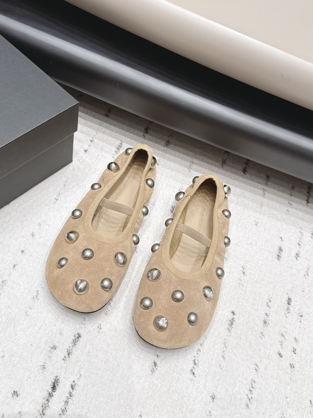 NO:871577,: 'Exclusive top version' DYMALNOTPY 2026 vs the latest online celebrity popular shoe series in spring and summer... [Round-toe rivet flat shoes] DYMALNOTPY has always been popular. The platform platform shoes make you look taller and slimmer. Many internet celebrities are wearing it. It is the favorite of sweet and cool girls. The square toe will look cute and delicate. The casual combination can give the look a hint of sweet and cool temperament... Fabric: Original customized cowhide/customized rivets  Lining: Original customized sheepskin Foot pads: Original customized sheepskin Outsole: Original customized wear-resistant sole Size: 35-39 (40 customized non-returnable) Packaging: Original full set of packaging Color: Official website updated simultaneously, single shoes, sheepskin19860909: 《独家顶级版本》 DYMALNOTPY 2026vs春夏最新网红爆款单鞋系列……【圆头柳钉平底单鞋】 DYMALNOTPY一直热度不减松糕厚底,显高,显瘦,超多网红明星在穿,甜酷女孩的最爱 方鞋头,会显得可爱又秀气随意的搭配,即可让造型透露出一丝甜酷气质…… 面料: 原版定制牛猄/定制柳钉 内里: 原版定制羊皮 垫脚: 原版定制羊皮 大底: 原版定制耐磨底 码数: 35-39(40定制不退换) 包装: 原版全套包装 颜色:官网同步更新,单鞋,sheepskin,Women's Shoes