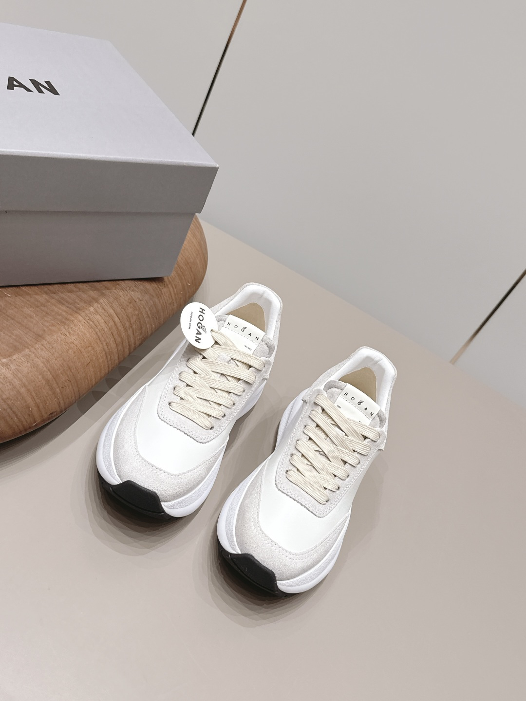 NO:871585,: 'Exclusive top version' HOGAN/2026vs the latest casual hot-selling series in spring and summer... [Color-blocking thick-soled casual shoes] Popular H color-blocking technology ~ The exquisite hand-made design of casual sports shoes is integrated with military uniform elements, part-time practical and personalized styling; multiple materials are integrated into colorful creative inspiration, harmonizing the brand's classic and trendy styles, brightening casual daily life; Equipped with memory foam insole cushioning design, light and comfortable, glowing and lightweight, comfortable and diverse styles to wear~~~  Fabric original customized cowhide/cow leather/color matching Original customized sheepskin lining Original customized injection molded pads Original open molded TPU molded outsole (sole thickness 5cm) Size 35-39 (40. Customized) Packaging Original full set of packaging Color official website updated simultaneously, casual shoes/sports shoes, sneakers, cowhide, sheepskin19860909: 《独家顶级版本》 HOGAN/2026vs春夏最新休闲爆款系列……【拼色厚底休闲鞋】 流行 H拼色工艺~休闲运动鞋履精湛手工设计融入军装元素,兼职实用与个性造型感;多元材质融入缤纷创作灵感,调和品牌经典与潮流格调,点亮休闲日常;搭载记忆泡沫内底缓震设计,轻盈舒适,焕呈轻巧,舒适多元化风格穿搭~~~ 面料原版定制牛皮/牛猄/拼色 内里原版定制羊皮 垫脚原版定制注塑成型垫 大底原版开模TPU成型底（底厚5cm) 码数35-39（40.定制） 包装原版全套包装 颜色官网同步更新,休闲鞋/运动鞋,sneakers,cowhide,sheepskin,Women's Shoes