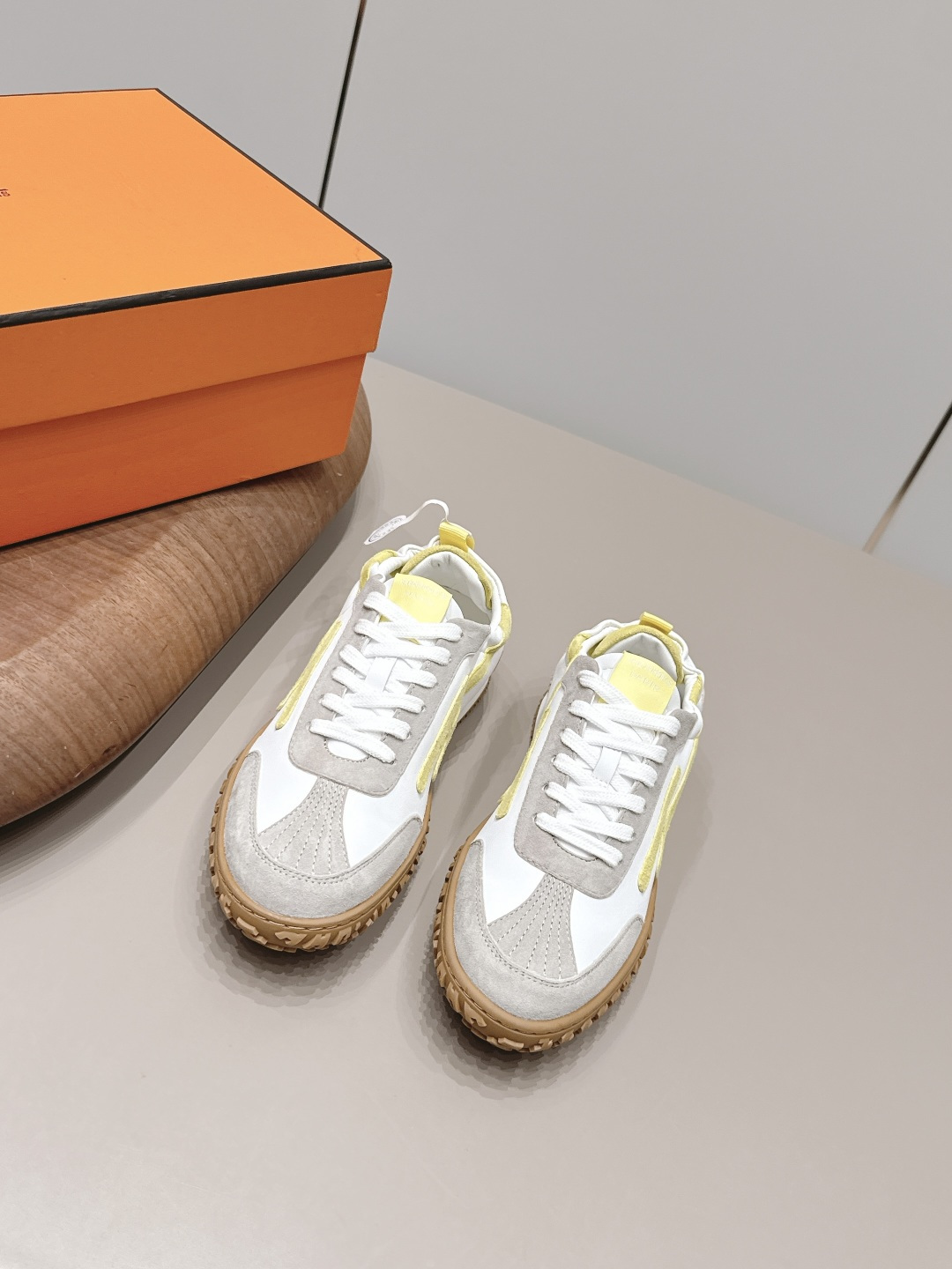 NO:871548,'Exclusive top version' for men and women Hermes 26vs new spring and summer couple casual shoes series... Classic sports style + British color matching design, classic and attractive!  Original inverted mold last, ultimate 1:1 shape, imported high-end mesh material showing exquisite texture!  Open the mold to customize the A-level high-density private mold outsole with luxurious packaging!  Unique quality, original custom-made cowhide/cow leather/color matching fabric, original custom-made sheepskin lining, original custom-made sheepskin for feet, original open-molded TPU outsole, original complete packaging, code number 35-44 (40.41 for women, 45.46 for men, customized). Color official website updated simultaneously, casual shoes/sports shoes, hermes, hermes, sneakers, cowhide, sheepskin19860909女男《独家顶级版本》 Hermes爱马*仕26vs春夏新款情侣休闲鞋系列…… 经典运动风格+英伦拼色设计,经典耐看！原版倒模楦型,极致1:1形体,进口高端网料呈现出精致质感！开模定制A级高密私模大底,奢华包装！独-无二品质, 面料原版定制牛皮/牛猄/拼色 内里原版定制羊皮 垫脚原版定制羊皮 大底原版开模TPU成型底 包装原版全套包装 码数35-44（女40.41.男45.46.定制） 颜色官网同步更新,休闲鞋/运动鞋,hermes,hermes,sneakers,cowhide,sheepskin,Women's Shoes