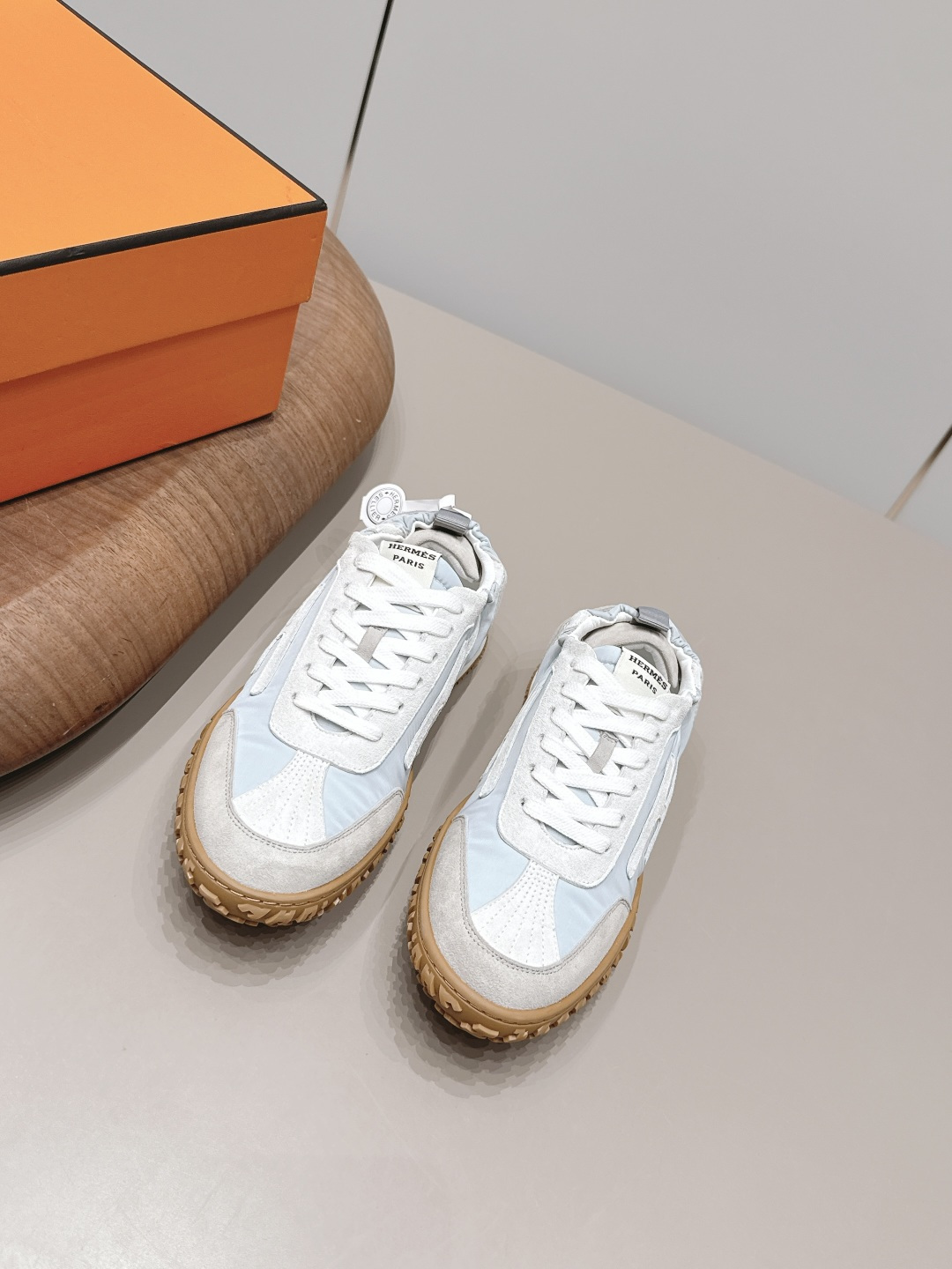NO:871554,'Exclusive top version' for men and women Hermes 26vs new spring and summer couple casual shoes series... Classic sports style + British color matching design, classic and attractive!  Original inverted mold last, ultimate 1:1 shape, imported high-end mesh material showing exquisite texture!  Open the mold to customize the A-level high-density private mold outsole with luxurious packaging!  Unique quality, original custom-made cowhide/military waterproof cloth/color-blocking lining, original custom-made sheepskin, original custom-made sheepskin for feet, original molded TPU outsole, original complete packaging, code number 35-44 (40.41 for women, 45.46 for men, customized). Color official website updated simultaneously, casual shoes/sports shoes, hermes, hermes, sneakers, sheepskin19860909女男《独家顶级版本》 Hermes爱马*仕26vs春夏新款情侣休闲鞋系列…… 经典运动风格+英伦拼色设计,经典耐看！原版倒模楦型,极致1:1形体,进口高端网料呈现出精致质感！开模定制A级高密私模大底,奢华包装！独-无二品质, 面料原版定制牛猄/军工防水布/拼色 内里原版定制羊皮 垫脚原版定制羊皮 大底原版开模TPU成型底 包装原版全套包装 码数35-44（女40.41.男45.46.定制） 颜色官网同步更新,休闲鞋/运动鞋,hermes,hermes,sneakers,sheepskin,Women's Shoes