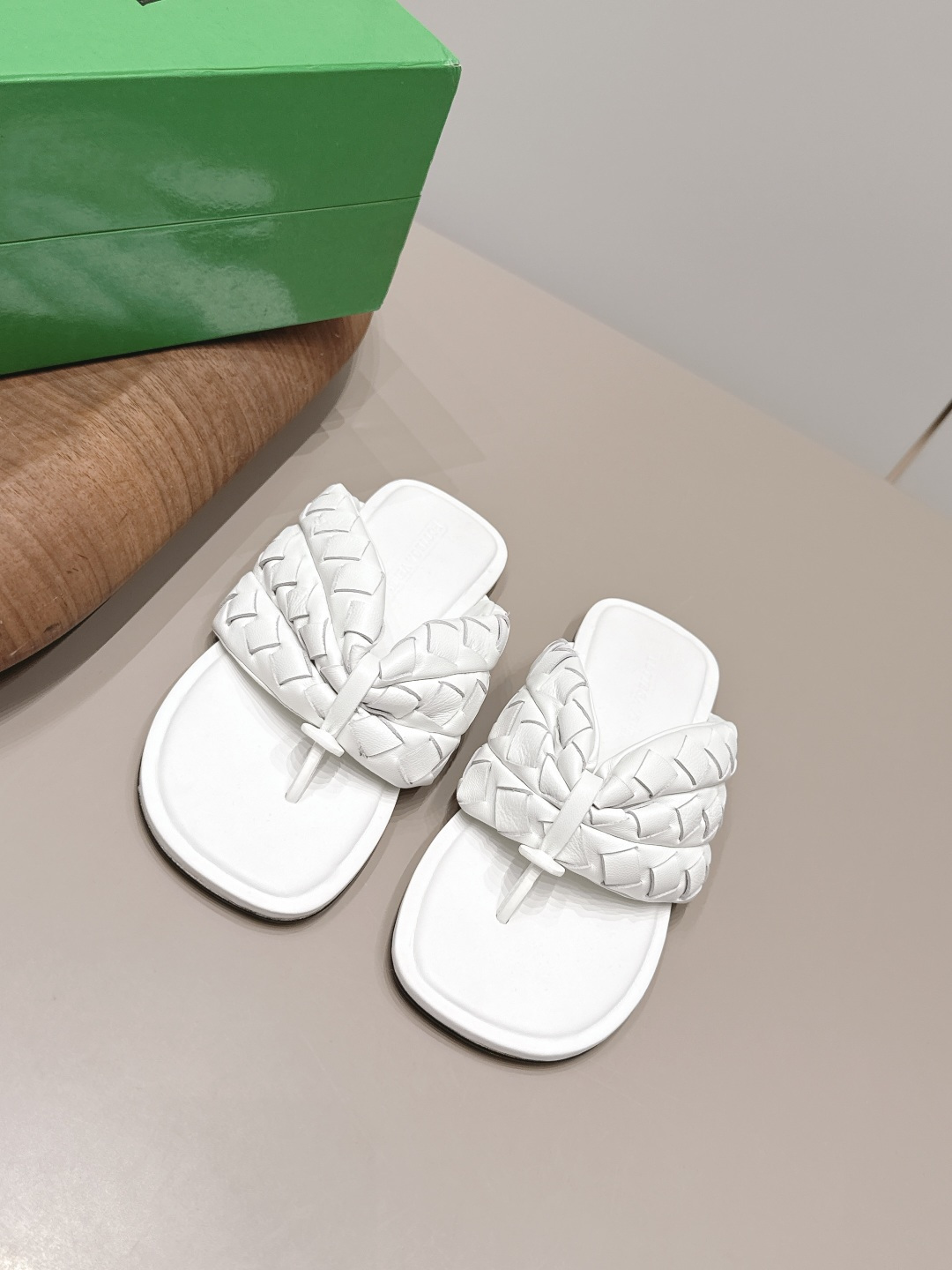 NO:871584,'Exclusive top version' BOTTEG*A VENET*A26 vs the latest hot sandal series for spring and summer... [Round toe thong braided sandals] Fruit lovers are in luck, there are many famous stars on Xiaohongjushu.com!  Super sexy on your feet!  So beautiful!  The upper of this shoe is super high-end!  High-end clothing fairy and girl, simple, fashionable and with a sense of design. Especially high, there is a non-slip rubber pad at the bottom of the heel so that you will not be tired after walking all day. It is practical and textured, especially suitable for office workers. It is soft and soft for water play, comfortable and leisure... Fabric: Original customized sheepskin/woven crafts Lining: Original customized sheepskin Foot: Original customized sheepskin Outsole: Original customized injection molded genuine leather sole Heel height: 1.0cm Packaging: Original full set of packaging Code number:  35-39 (40.41.42. Customization is non-returnable) Color: Official website updated simultaneously, split-toe shoes, bottega veneta, sandals, sheepskin19860909《独家顶级版本》  BOTTEG*A VENET*A26vs春夏最新凉鞋爆款系列……【圆头夹趾编织凉拖】  冻果控们有啦福,小红巨书网多红星明上身！脚上超性感！真太的了美！这款的鞋面超有高级感！高级穿着仙又女 简约时髦又有设计感 特别高是鞋跟底有部防滑胶垫走一天也不会累,用实有又质感,别特适合上一班族,软柔水玩,舒休适闲…… 面料: 原版定制羊皮/编织工艺 内里: 原版定制羊皮 垫脚: 原版定制羊皮 大底: 原版定制注塑真皮底 跟高: 1.0cm 包装: 原版全套包装 码数: 35-39（40.41.42.定制不退换） 颜色:官网同步更新,分趾鞋,bottega veneta,sandals,sheepskin,Women's Shoes