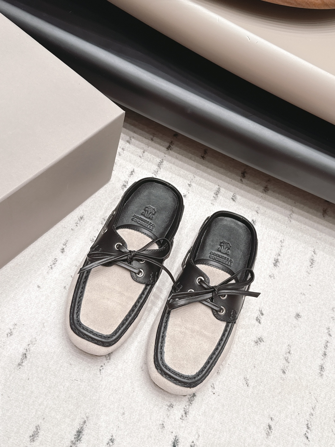 NO:871565,'Exclusive Top Edition' BrunelloCucinell*·BC 26vs the latest casual series for spring and summer... Casual shoes have always been very feminine, elegant, refined, not hasty or slow, and have a kind of temperament that many loafers cannot match. But if pointed-toe high-heeled shoes are tired after being worn for a long time, then a pair of round-toe thick-soled casual shoes that are easy to wear and look good are just needed. Imported deerskin, fine leather, and the feel of the foot is very important. Needless to say, no need to say more. Women understand the importance of a good pair of shoes.  To avoid all kinds of friction and wear on your feet, a delicate texture is a must... Fabric: Original customized suede/cow leather Lining: Original customized sheepskin Foot pads: Original customized sheepskin Outsole: Original molded non-slip sole Bottom height: 0.8cm Size: 35-39 (40.41. Customization is non-returnable) Packaging: Original full set of packaging Color: Official website updated simultaneously, half drag, brunello  cucinelli,loafers,high heels,cowhide,sheepskin,chamois leather19860909《独家顶级版》BrunelloCucinell*·BC 26vs春夏最新休闲系列… 休闲鞋一贯是很有女人味的 优雅 精致不急不缓 是有一种气质的这是很多乐福鞋比拟不了的 但是如果尖头高跟鞋穿久了累 那么一双好穿好看的圆头厚底休闲鞋就是刚需了 进口鹿皮 皮质细腻 脚感很重要 这个不需要多说 女人太懂一双好鞋的重要性了 避免各种摩擦磨脚 细腻的质感就是必须要有的… 面料: 原版定制麂皮/牛皮 内里: 原版定制羊皮 垫脚: 原版定制羊皮 大底: 原版开模防滑底 底高: 0.8cm 码数: 35-39（40.41.定制不退换） 包装: 原版全套包装 颜色:官网同步更新,半拖,brunello cucinelli,loafers,high heels,cowhide,sheepskin,chamois leather,Women's Shoes