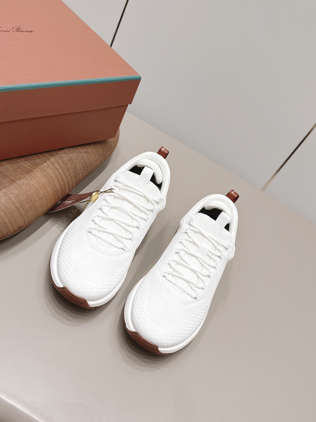 NO:871532,: Men's 'Exclusive Top Version' Lor*Pian*26 vs new spring and summer men's casual shoes series... [Men's color-blocked casual shoes] - Italian high-end brand Loro Piana was founded on April 24, 194. It is Italy's top luxury brand, starting from cashmere. It comes from Italy and pursues quality and craftsmanship, integrating innovative technology and Italian traditional style. This brand has always been very low-key, but it should be regarded as a dad-level existence in luxury goods!  Fabric: Original custom fly weaving/gluing process Lining: Original custom breathable fabric Foot: Original custom injection molding Outsole: Original open mold TPU molding sole Size: 40-44 (39.45.46. Customized non-refundable) Packaging: Fully upgraded packaging Color: Official website updated simultaneously, casual shoes/sports shoes, loro piana, sneakers19860909: 男款《独家顶级版本》 Lor*Pian*26vs春夏新款男款休闲鞋系列……【男士拼色休闲鞋】 ——意大利高级品牌Loro Piana创立于194月24日,是意大利顶级奢侈品牌,以羊绒起家, 来自意大利的它追求质量和手工,融创新技术与意大利传统风格为一体.这个牌子一直很低调,但是在奢侈品里应该也算是爸爸级的存在！ 面料: 原版定制飞织/压胶工艺 内里: 原版定制透气织布 垫脚: 原版定制注塑成型 大底: 原版开模TPU成型底 码数: 40-44（39.45.46.定制不退换） 包装:全面升级包装 颜色:官网同步更新,休闲鞋/运动鞋,loro piana,sneakers,Women's Shoes