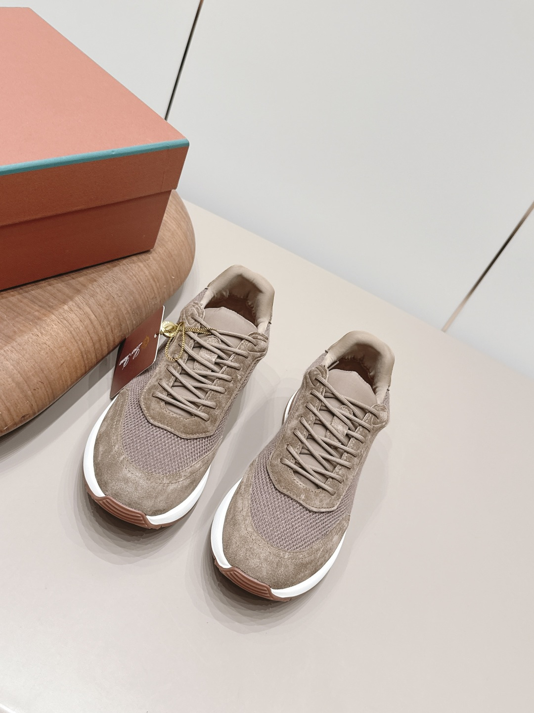 NO:871539,: Men's 'Exclusive Top Version' Lor*Pian*26 vs new spring and summer men's casual shoes series... [Men's color-blocked casual shoes] - Italian high-end brand Loro Piana was founded on April 24, 194. It is Italy's top luxury brand, starting from cashmere. It comes from Italy and pursues quality and craftsmanship, integrating innovative technology and Italian traditional style. This brand has always been very low-key, but it should be regarded as a dad-level existence in luxury goods!  Fabric: Original customized cowhide/woven fabric/color matching Lining: Original customized breathable woven fabric Foot: Original customized injection molding Outsole: Original open-molded TPU molded bottom Size: 40-44 (39.45.46. Customized non-refundable) Packaging: Fully upgraded packaging Color: Official website updated simultaneously, casual shoes/sports shoes, loro piana, sneakers19860909: 男款《独家顶级版本》 Lor*Pian*26vs春夏新款男款休闲鞋系列……【男士拼色休闲鞋】 ——意大利高级品牌Loro Piana创立于194月24日,是意大利顶级奢侈品牌,以羊绒起家, 来自意大利的它追求质量和手工,融创新技术与意大利传统风格为一体.这个牌子一直很低调,但是在奢侈品里应该也算是爸爸级的存在！ 面料: 原版定制牛猄/织布/拼色 内里: 原版定制透气织布 垫脚: 原版定制注塑成型 大底: 原版开模TPU成型底 码数: 40-44（39.45.46.定制不退换） 包装:全面升级包装 颜色:官网同步更新,休闲鞋/运动鞋,loro piana,sneakers,Women's Shoes