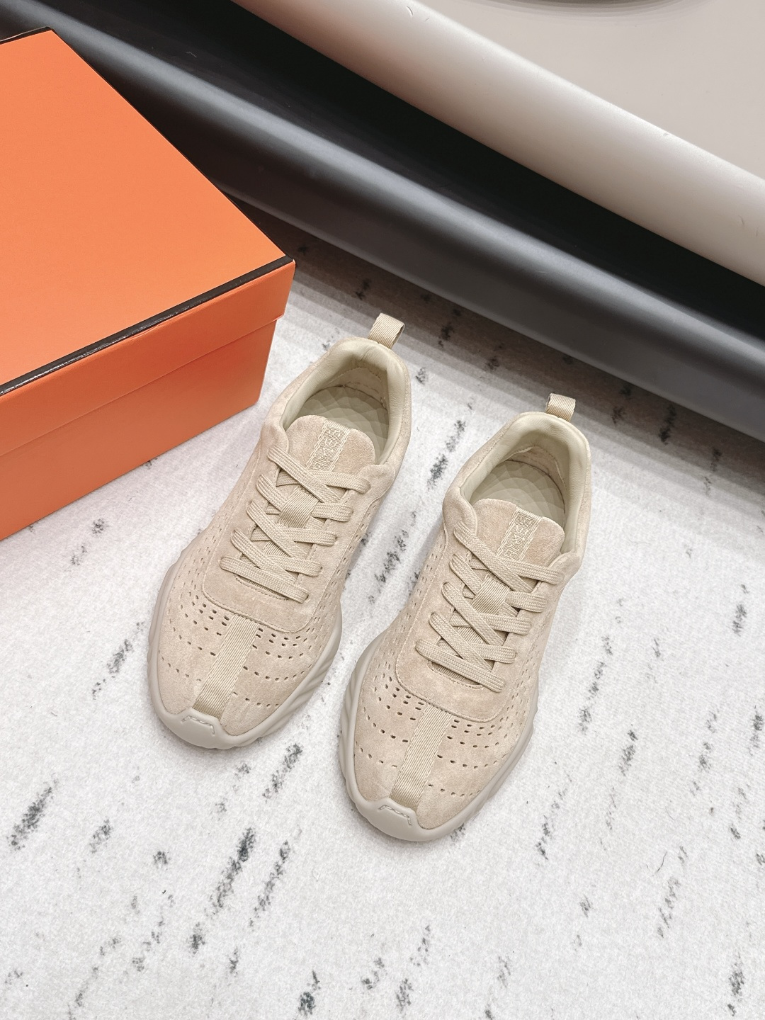 NO:871571,Women's 'Exclusive Top Version' Hermes 26vs new spring and summer couple casual shoes series... Classic sports style + British color matching design, classic and durable!  Original inverted mold last, ultimate 1:1 shape, imported high-end mesh material showing exquisite texture!  Open the mold to customize the A-level high-density private mold outsole with luxurious packaging!  Unique quality, original custom-made cowhide/punching process for the fabric, original custom-made sheepskin for the lining, original custom-made sheepskin for the feet, original open-molded TPU molded outsole, original full set of packaging, code number 35-39 (female 40. customized), color official website updated simultaneously, casual shoes/sports shoes, hermes, hermes, sneakers, sheepskin19860909女《独家顶级版本》 Hermes爱马*仕26vs春夏新款情侣休闲鞋系列…… 经典运动风格+英伦拼色设计,经典耐看！原版倒模楦型,极致1:1形体,进口高端网料呈现出精致质感！开模定制A级高密私模大底,奢华包装！独-无二品质, 面料原版定制牛猄/冲孔工艺 内里原版定制羊皮 垫脚原版定制羊皮 大底原版开模TPU成型底 包装原版全套包装 码数35-39（女40.定制） 颜色官网同步更新,休闲鞋/运动鞋,hermes,hermes,sneakers,sheepskin,Women's Shoes