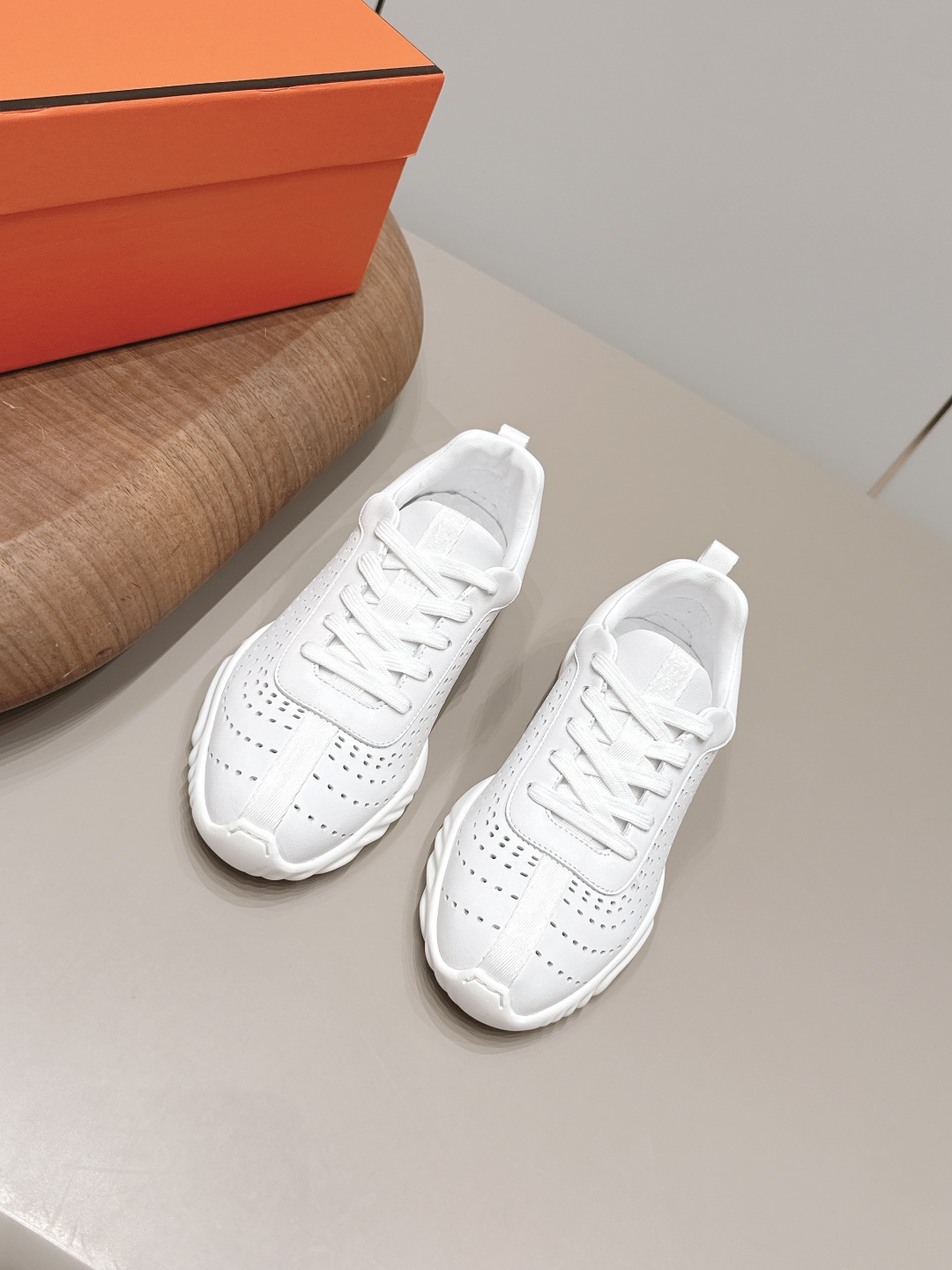NO:871566,'Exclusive top version' for men and women Hermes 26vs new spring and summer couple casual shoes series... Classic sports style + British color matching design, classic and attractive!  Original inverted mold last, ultimate 1:1 shape, imported high-end mesh material showing exquisite texture!  Open the mold to customize the A-level high-density private mold outsole with luxurious packaging!  Unique quality, original custom cowhide/punching process for the fabric, original custom sheepskin for the lining, original custom sheepskin for the feet, original molded TPU outsole, original full set of packaging, code number 35-44 (female 40, male 45, customized). Color official website updated simultaneously, casual shoes/sports shoes, hermes, hermes, sneakers, cowhide, sheepskin19860909女男《独家顶级版本》 Hermes爱马*仕26vs春夏新款情侣休闲鞋系列…… 经典运动风格+英伦拼色设计,经典耐看！原版倒模楦型,极致1:1形体,进口高端网料呈现出精致质感！开模定制A级高密私模大底,奢华包装！独-无二品质, 面料原版定制牛皮/冲孔工艺 内里原版定制羊皮 垫脚原版定制羊皮 大底原版开模TPU成型底 包装原版全套包装 码数35-44（女40.男45.定制） 颜色官网同步更新,休闲鞋/运动鞋,hermes,hermes,sneakers,cowhide,sheepskin,Women's Shoes