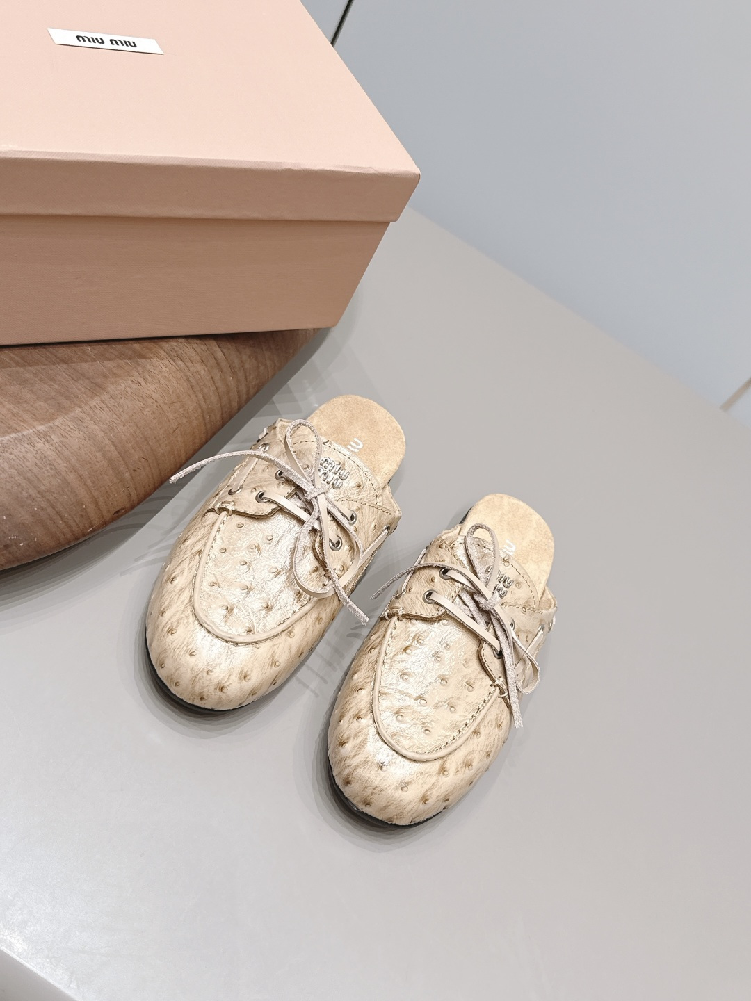 NO:871490,'Exclusive top version' MIUMIU Miu Miu 2026 vs early spring latest catwalk popular shoe series... [Round-toe strappy flat shoes]  MIUMIU's spring and summer T-stage catwalk show is the same model as 'Dreams Never Sleep'. Miumiu can use it on important occasions. It has a fresh style with a touch of nobility. It is perfect to wear with this shoe. It is elegant and crystal clear, regardless of the material of various accessories.  , all are exclusively customized one to one, and must be zero distance from the original version. The entire series is full of exciting and unexpected combinations of elements, different materials, textures of fabrics, and a strong artistic atmosphere, allowing you to appreciate the ever-changing style of miumiu girls...  Upper: Original customized cowhide Lining: Original customized sheepskin Foot pads: Original customized sheepskin Outsole: Original molded TPU molded sole Heel height: Flat Size: 35-39 (40. Customized non-returnable) Packaging: Original full set of packaging Color: Official website updated simultaneously, loafers half-slippers, miumiu, loafers, cowhide, sheepskin19860909《独家顶级版本》 MIUMIU缪缪2026vs早春最新走秀爆款单鞋系列…… 【圆头绑带平底单鞋】 MIUMIU春夏T台走秀网红同款＂造梦不夜城＂,miumiu能在重要场合上用得上了,小清新风带点贵气的感觉,上脚非常完美穿搭配上此鞋,优雅大方,晶莹剔透,无论各种配件材质,都是独家一比一定制,必做到原版零距离,整个系列都充满了令人兴奋和意外的元素结合,不同的材质,肌理的面料的表现,具有极浓的艺术气息,让你领略miumiu女孩的百变风格…… 鞋面: 原版定制牛皮 内里: 原版定制羊皮 垫脚: 原版定制羊皮 大底: 原版开模TPU成型底底 跟高: 平底 码数: 35-39（40.定制不退换) 包装:原版全套包装 颜色:官网同步更新,乐福鞋半拖,miumiu,loafers,cowhide,sheepskin,Women's Shoes