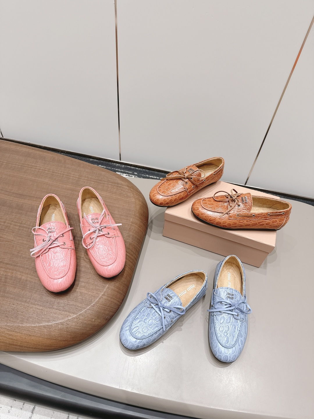 Toma real de zapatos individuales en 3 colores.