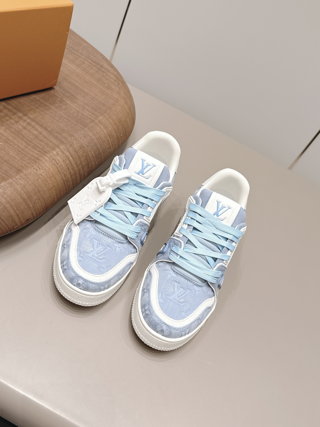 NO:871525,Couple's 'Top Exclusive First Release' [Color-blocking Casual Shoes for Couples] LV 26's early spring new color debut is really a new style. Sisters, it looks so good on your feet. Buy the original version at the counter and develop it one-to-one. All details, materials, and quality are the same as those at the counter, and you will get the latest luxury packaging... Fabric: Original customized cowhide/denim/embossed technology. Lining: Original customized breathable mesh. Foot: Original customized fabric injection molding. Outsole:  Original molded TPU molded sole Packaging: Original upgraded full set of packaging Code number: 35-44 (45.46 customization is not returnable) Color: Official website updated simultaneously, casual shoes/sports shoes, louis vuitton, sneakers, cowhide19860909情侣《顶级独家首发》【情侣拼色休闲鞋】 LV 26早春新色首发真的又是新一款王炸新款,姐妹们,上脚太好看啦专柜购买原版一比一开发,所有细节,材料,品质,跟专柜无区别,再送豪华最新大包装…… 面料: 原版定制牛皮/牛仔布/压花工艺 内里: 原版定制透气网布 垫脚: 原版定制布料注塑成型 大底: 原版开模TPU成型底 包装: 原版升级全套包装 码数: 35-44（45.46定制不退换） 颜色:官网同步更新,休闲鞋/运动鞋,louis vuitton,sneakers,cowhide,Women's Shoes