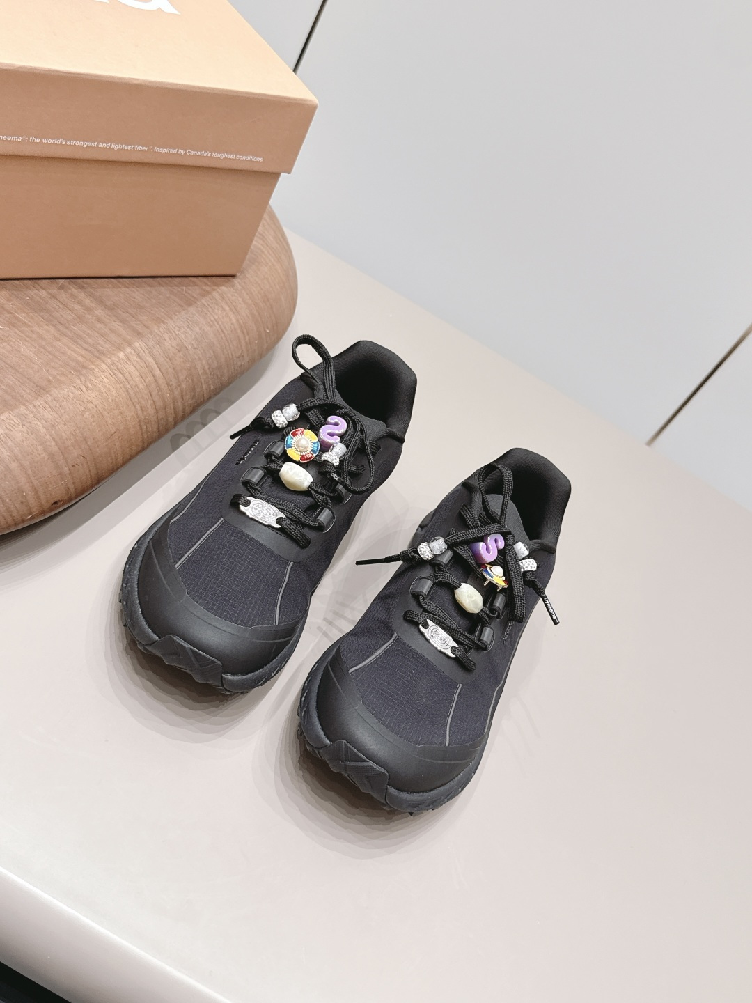NO:871545,: Decorated buckle model 'Exclusive top version' norda niche 26 vs spring and summer popular casual series for couples... [Thick-soled casual shoes for couples] norda is designed by designer Edgardo  Osorio is a shoe brand founded in Florence, Italy. Although it has not been established for a long time, it has won the public's attention with its traditional high-end Italian craftsmanship and luxurious styling. Norda's studio is located in the Buondelmonti Palace in Florence, Italy. It mixes exquisite European, modern American and Latin style features, showing the perfect balance of modern design. Exquisite craftsmanship creates comfortable and easy-to-wear shoes for women. The fabric is original custom technical fabric. The lining is original custom Lycra. The foot pads are original custom injection molding. The outsole is original open-molded TPU molded sole. The sole is 4cm thick.  Size 36-44 (Female 41. Men 45. Customized) Original full set of packaging Color official website updated simultaneously, casual shoes/sports shoes, sneakers19860909: 饰扣款《独家顶级版本》 norda小众26vs春夏情侣爆款休闲系列……【情侣厚底休闲鞋】  norda由设计师Edgardo Osorio在意大利佛罗伦萨创办的鞋履品牌,虽然创立时间不长,但却以其意大利传统的高级工艺和奢华造型赢得大众得目光.norda的工作室位于意大利佛罗伦萨Buondelmonti宫殿,混合精致欧洲、现代美式以及拉丁风情特色,展现着现代设计的完美平衡,精致的工艺为女性打造舒适易穿戴的鞋履 面料原版定制科技布料 内里原版定制莱卡 垫脚原版定制注塑成型 大底原版开模TPU成型底 底厚4cm 码数36-44（女41.男45.定制） 包装原版全套包装 颜色官网同步更新,休闲鞋/运动鞋,sneakers,Women's Shoes