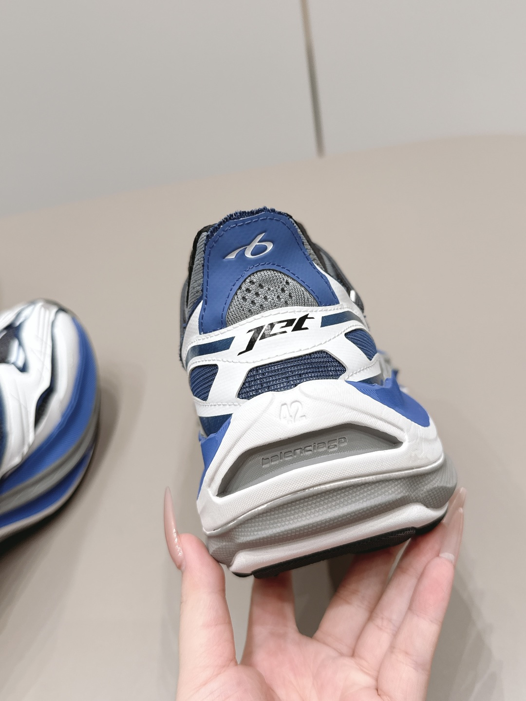 购入开发,做货Balenciaga 3XL Sneaker 整体鞋型汲取了Balenciaga Track和Balenciaga 8