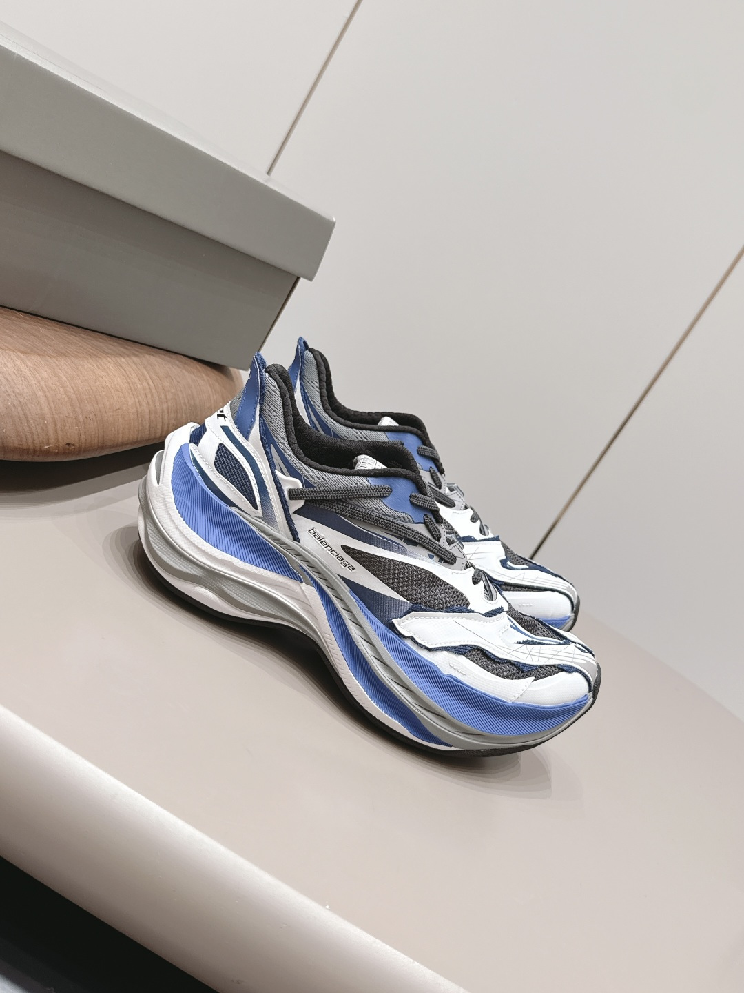 购入开发,做货Balenciaga 3XL Sneaker 整体鞋型汲取了Balenciaga Track和Balenciaga 3