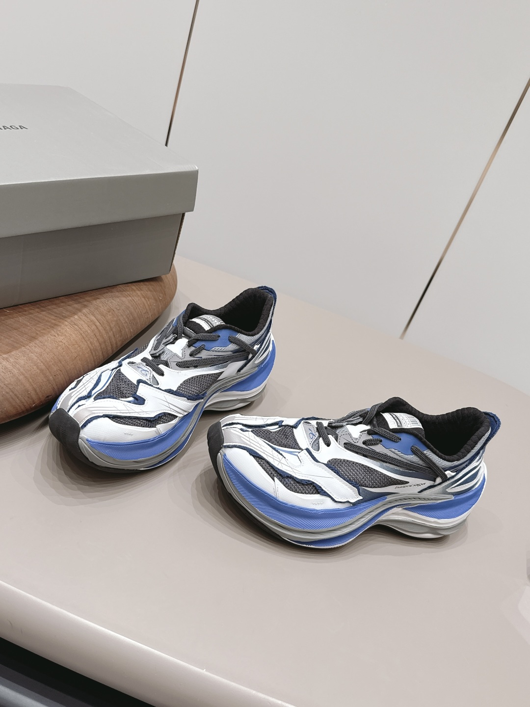 购入开发,做货Balenciaga 3XL Sneaker 整体鞋型汲取了Balenciaga Track和Balenciaga 2