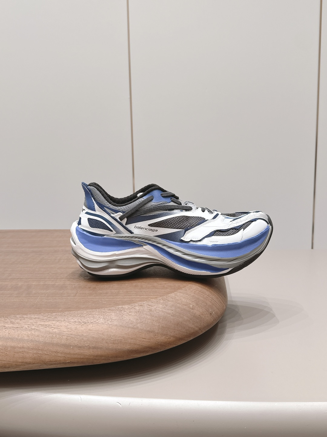 购入开发,做货Balenciaga 3XL Sneaker 整体鞋型汲取了Balenciaga Track和Balenciaga 5