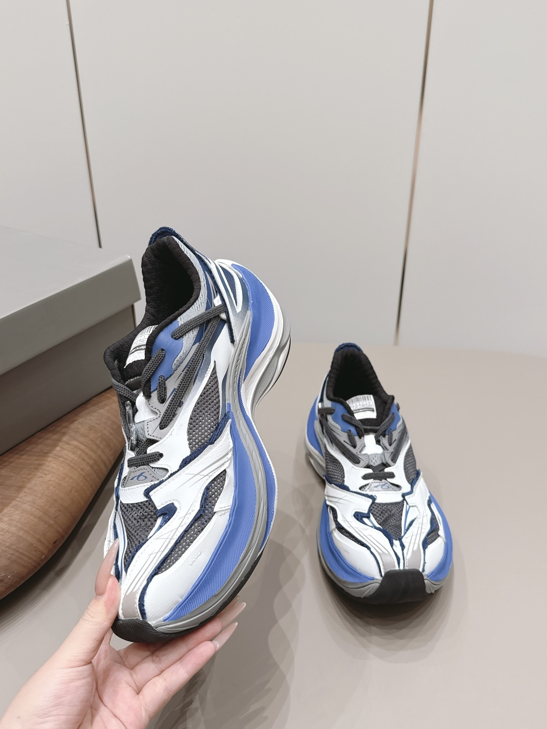 购入开发,做货Balenciaga 3XL Sneaker 整体鞋型汲取了Balenciaga Track和Balenciaga 4