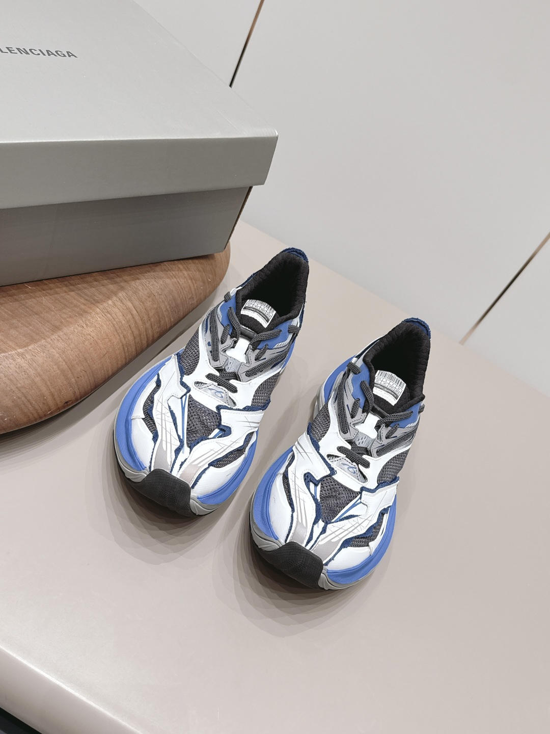 NO:871517,: Couple 'Exclusive top version' Balenciaga Balenciaga 26 vs spring and summer hot sports and leisure series... [Couple thick-soled casual shoes] Original purchase and development, one-to-one production Balenciaga 3XL Sneaker. The overall shoe shape draws on the creative ideas of Balenciaga Track and Balenciaga Runner. It is equivalent to removing the outer frame of the Track shoe body while inheriting the streamlined shape and shape of the Runner.  Track flat toe. A pair of tied shoelaces are added to the front of the shoe for concave shape... Fabric: Original customized technical mesh material/gluing process Lining: Original customized breathable mesh Foot pads: Original customized breathable mesh injection molding Outsole: Original open-molded TPU molded bottom Size: 35-44 (41 for women and 45.46 for men) Packaging: Original full set of packaging  Color: Official website updated simultaneously, casual shoes/sports shoes, balenciaga, balenciaga, sneakers19860909: 情侣《独家顶级版本》 Balenciaga巴黎世家26vs春夏爆款运动休闲系列……【情侣厚底休闲鞋】 原版购入开发,一比一做货Balenciaga 3XL Sneaker 整体鞋型汲取了Balenciaga Track和Balenciaga Runner两款鞋型的创作思路 相当于把 Track鞋身的外框拆了下来 同时继承了 Runner的流线造型和 Track扁平的鞋头.在鞋面前段另加了一副绑着的的鞋带 用作凹造型…… 面料: 原版定制科技网料/压胶工艺 内里: 原版定制透气网 垫脚: 原版定制透气网注塑成型 大底: 原版开模TPU成型底 码数: 35-44（女41.男45.46定） 包装: 原版全套包装 颜色:官网同步更新,休闲鞋/运动鞋,balenciaga,balenciaga,sneakers,Women's Shoes