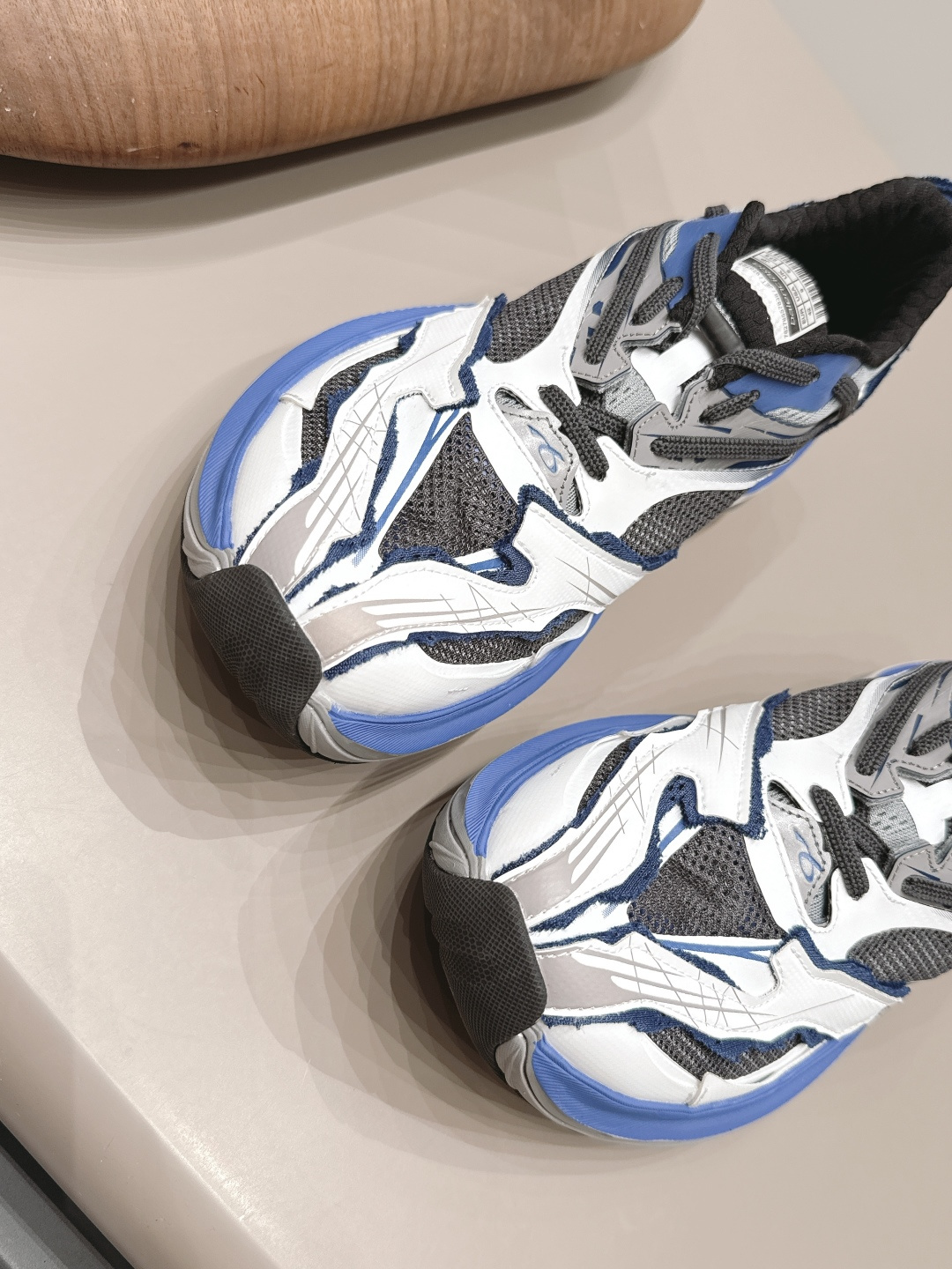 购入开发,做货Balenciaga 3XL Sneaker 整体鞋型汲取了Balenciaga Track和Balenciaga 6