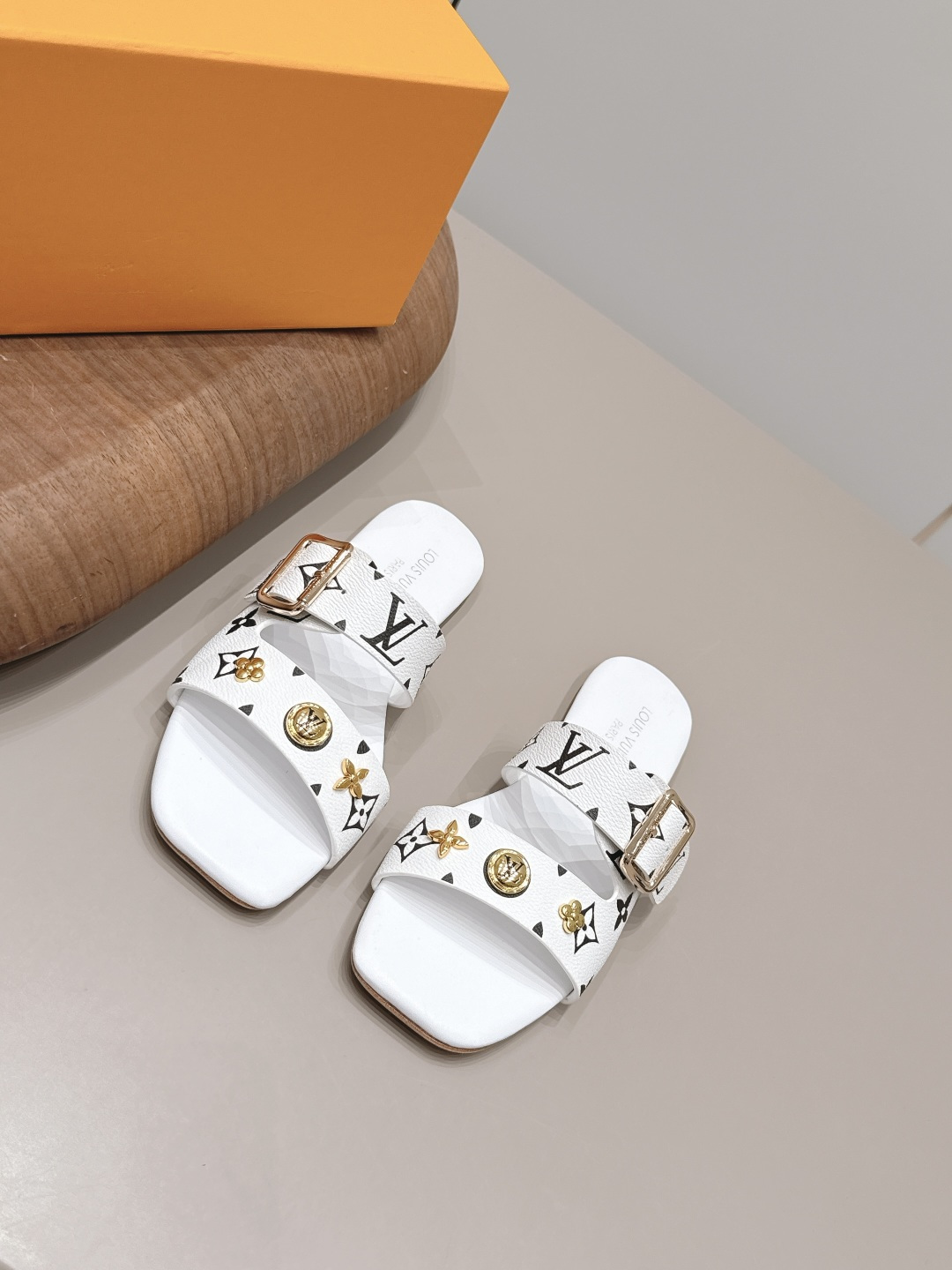 NO:871469,: 'Exclusive top version' LV donkey brand 2026 vs spring and summer Paris purchasing latest popular fashion sandals series... [Square-head flower buckle sandals] Original buckle molding, with original logo, super dazzling. It looks high-end and classy at first glance, making you stand out - MATERIAL Material - Fabric: Original custom-made presbyopic leather/Flower buckle Lining: Original custom-made sheepskin Foot: Original custom-made sheepskin Outsole:  Original customized leather outsole Heel height: 1.0cm Packaging: Original full set of packaging Number of yards: 35-39 (40.41.42.43. Customization is not returnable) Color: Official website updated simultaneously, slippers, louis vuitton, sandals, slippers, sheepskin, Leather soles19860909: 《独家顶级版本》 LV驴牌2026vs春夏夏巴黎代购最新爆款时装凉鞋系列……【方头花扣凉拖】 原版扣开模 附带原版logo 超级炫美 一眼看上去就高端大气上档次,让你齁的柱所以主场 - MATERIAL 材质 - 面料: 原版定制老花皮革/花扣 内里: 原版定制羊皮 垫脚: 原版定制羊皮 大底: 原版定制真皮大底 跟高: 1.0cm 包装: 原版全套包装 码数: 35-39（40.41.42.43.定制不退换） 颜色:官网同步更新,拖鞋,louis vuitton,sandals,slippers,sheepskin,Leather soles,Women's Shoes