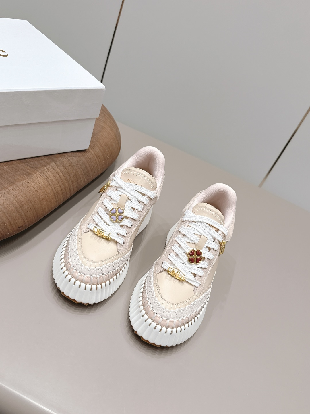 NO:871552,: Decorated buckle model 'Exclusive top version' ChIoe Chloe 2026 vs the latest spring and summer popular casual series... [Color-blocked thick-soled casual shoes] Original soles, all hand-threaded, all positions are just right, popular online model, top casual vacation series. Big names and Internet celebrities unanimously pursue this style, and it was once out of stock and hard to find.  Slippers are an indispensable item in midsummer. They are very fashionable and sporty on the feet. They show your elegance, lightness, slimming and white feet in your own way... Fabric: Original customized cowhide color-matching process. Lining: Original customized sheepskin. Foot pads: Original customized sheepskin. Outsole: Original open mold foaming sole. Packaging: Original full set of packaging. Code number: 35-39 (40.41. Customization is not returnable)  Color: Official website updated simultaneously, casual shoes/sports shoes, sneakers, slippers, cowhide, sheepskin19860909: 饰扣款《独家顶级版本》 ChIoe克洛伊2026vs春夏最新休闲爆款系列……【拼色厚底休闲鞋】  原版鞋底,全手工穿线,所有的位置刚刚好 ,网红爆款,顶级休闲度假系列 大咖网红一致追求此款,更是断货一度难求 盛夏不可缺少的单品拖鞋,上脚极具吸引时髦运动风尚,以你的方式彰显你的优雅、轻便、显瘦、显脚白… 面料: 原版定制牛皮拼色工艺 内里: 原版定制羊皮 垫脚: 原版定制羊皮 大底: 原版开模发泡成型底 包装: 原版全套包装 码数: 35-39（40.41.定制不退换） 颜色:官网同步更新,休闲鞋/运动鞋,sneakers,slippers,cowhide,sheepskin,Women's Shoes