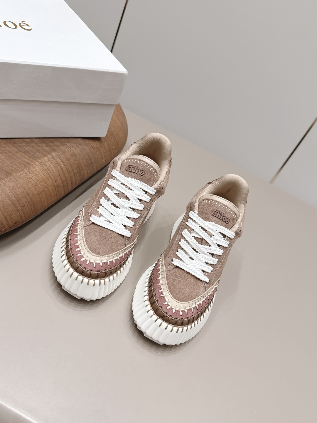 NO:871558,: Non-deductible 'Exclusive top version' ChIoe Chloe 2026 vs the latest spring and summer popular casual series... [Color-blocked thick-soled casual shoes] Original soles, all hand-threaded, all positions are just right, Internet celebrity hot model, top leisure vacation series. Big names and Internet celebrities unanimously pursue this style, and it was once out of stock and hard to find.  Slippers are an indispensable item in midsummer. They are very fashionable and sporty on the feet. They show your elegance, lightness, slimming and white feet in your own way... Fabric: Original customized cowhide color-blocking process. Lining: Original customized sheepskin. Foot pads: Original customized sheepskin. Outsole: Original molded foam molding sole. Packaging: Original full set of packaging. Code number: 35-39 (40.41. Customization is not returnable)  Color: official website updated simultaneously, casual shoes/sports shoes, sneakers, slippers, sheepskin19860909: 无扣款《独家顶级版本》 ChIoe克洛伊2026vs春夏最新休闲爆款系列……【拼色厚底休闲鞋】  原版鞋底,全手工穿线,所有的位置刚刚好 ,网红爆款,顶级休闲度假系列 大咖网红一致追求此款,更是断货一度难求 盛夏不可缺少的单品拖鞋,上脚极具吸引时髦运动风尚,以你的方式彰显你的优雅、轻便、显瘦、显脚白… 面料: 原版定制牛猄拼色工艺 内里: 原版定制羊皮 垫脚: 原版定制羊皮 大底: 原版开模发泡成型底 包装: 原版全套包装 码数: 35-39（40.41.定制不退换） 颜色:官网同步更新,休闲鞋/运动鞋,sneakers,slippers,sheepskin,Women's Shoes