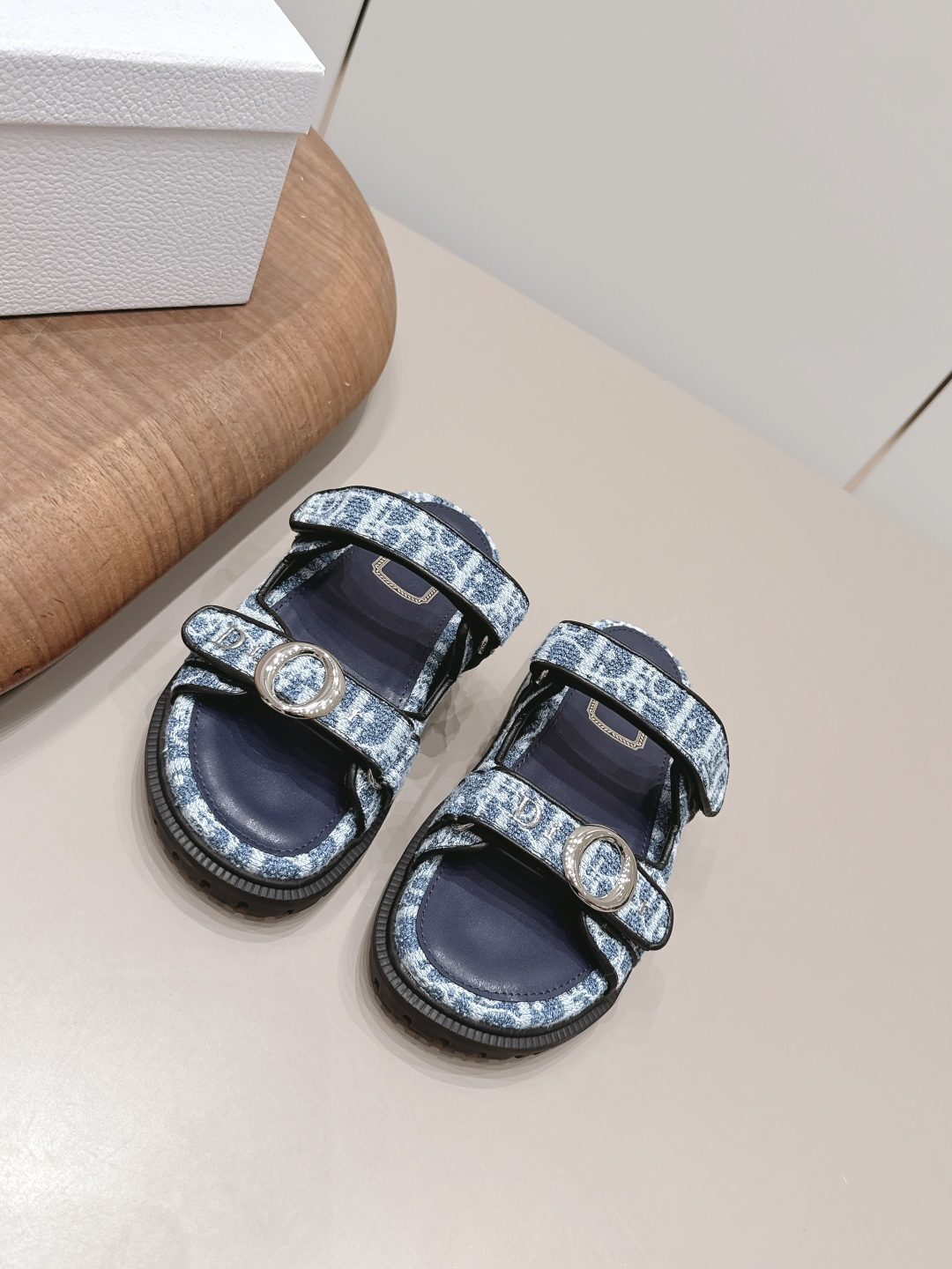 NO:871483,: 'Exclusive top version' Dior 26vs spring and summer hot sandal series... [Round-toe thick-soled sandals] Simple and super versatile. Perfect and luxurious on the feet, they can be matched with any spring and summer clothes. The feet feel even more comfortable!  The material is a perfect replica of the original. The original disassembly and molding. The fabric is the original custom jacquard electric embroidered fabric. The lining is the original custom cowhide. The foot pads are the original custom cowhide. The outsole is the original molded TPU molded bottom. The bottom height is 3cm. The original full set of packaging. The code number is 35-39 (40.41. Customization is non-returnable). Color: official website updated simultaneously, slippers and sandals, dior, dior, sandals, slippers, cowhide.19860909: 《独家顶级版本》  Dior 迪奥 26vs春夏爆款凉鞋系列……【圆头厚底凉鞋】 简约超级百搭. 上脚完美奢华可任意搭配春夏服饰. 脚感更是舒适！材质原版完美复刻. 原版拆解开模. 面料原版定制提花电绣织布 内里原版定制牛皮 垫脚原版定制牛皮 大底原版开模TPU成型底 底高3cm 包装原版全套包装 码数35-39（40.41.定制不退换） 颜色:官网同步更新,拖鞋凉鞋,dior,dior,sandals,slippers,cowhide,Women's Shoes