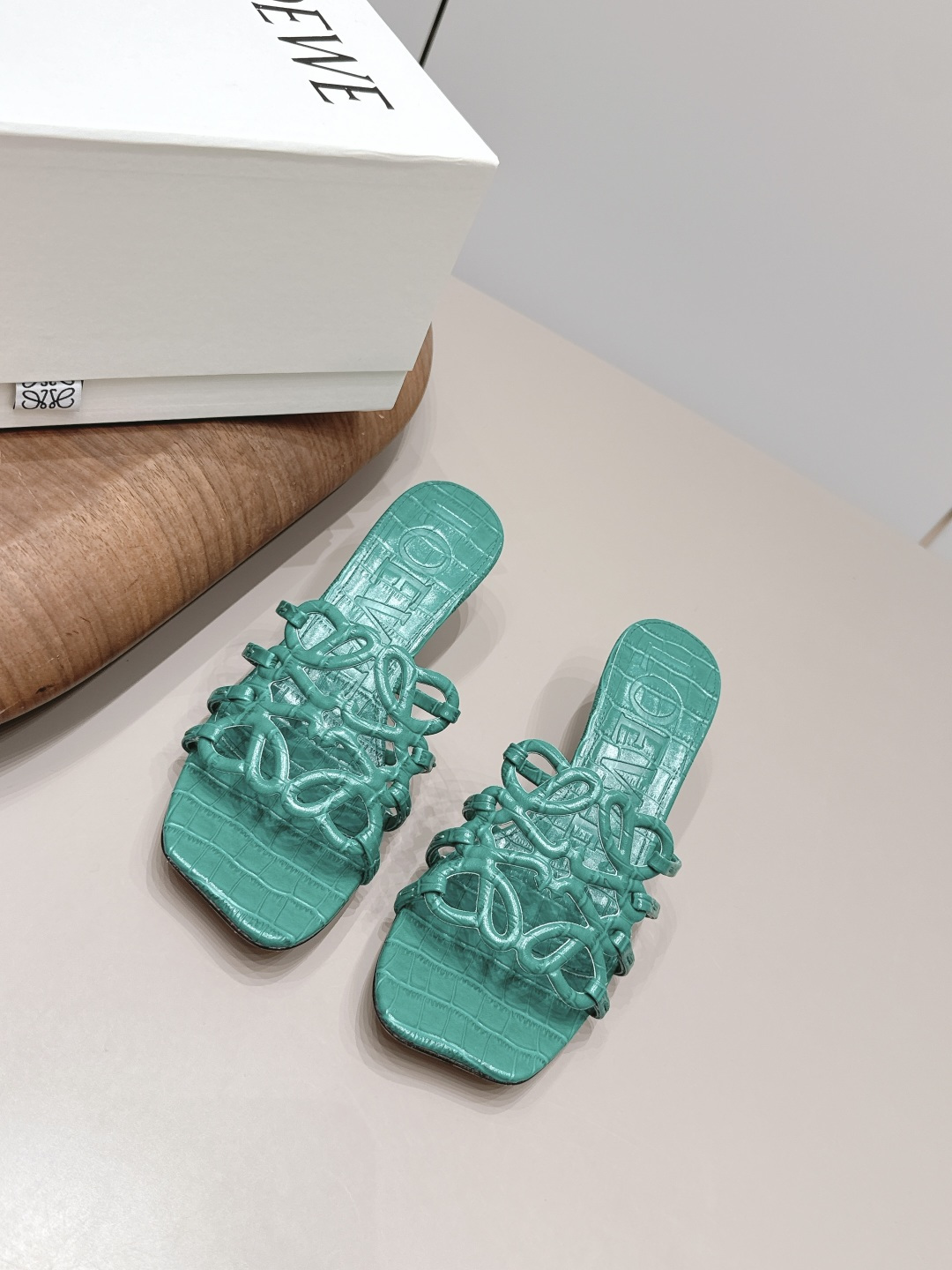 NO:900423,'Exclusive top version' LOEW* Luo Yiwei 26vs the latest popular series in spring and summer... [Special-shaped head embossed sandals] 26 years of top Italian designers, the latest element heel design, good to see the fairy cry, Valentine's Day limited edition, the shoelaces are fully oiled and the details are very interesting. At the same time, the overall shoe shape in the front is a very classic simple thin strap style, the collision of seriousness and humor, very dramatic ~ the ultimate interpretation of surrealism  Full of surprising and innovative camp aesthetics, full of fun. Fabrics are original customized patent leather/embossed craftsmanship. Original customized sheepskin lining. Original customized sheepskin for feet. Original customized leather outsole. Bottom thickness 4.5cm. Size 35-39 (40.41.42. Customization is non-refundable). Original full set of packaging. Color: official website sync update, slippers, loewe, slippers, sheepskin19860909《独家顶级版本》 LOEW*罗*意威26vs 春夏最新爆款系列…【异形头压花凉拖】  26年意大利顶级设计师,最新元素鞋跟设 计,好看到仙女落泪,情人节限定款,鞋 带全油边细节设计极具趣味性,同时前面 整体鞋型又是很经典的简约细带款,严肃 与幽默的碰撞,很有戏剧感～超现实主义 的极致演绎 饱含出奇新意的坎普美学 妙 趣横生. 面料原版定制漆皮/压花工艺 内里原版定制羊皮 垫脚原版定制羊皮 大底原版定制真皮底 底厚4.5cm 码数35-39（40.41.42.定制不退换） 包装原版全套包装 颜色:官网同步 更新,拖鞋,loewe,slippers,sheepskin,Women's Shoes