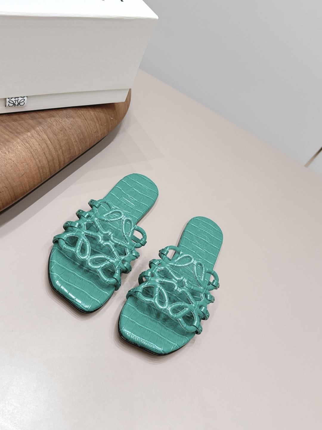 NO:900374,'Exclusive top version' LOEW* Luo Yiwei 26vs the latest popular series in spring and summer... [Special-shaped head embossed sandals] 26 years of top Italian designers, the latest element heel design, good to see the fairy cry, Valentine's Day limited edition, the shoelaces are fully oiled and the details are very interesting. At the same time, the overall shoe shape in the front is a very classic simple thin strap style, the collision of seriousness and humor, very dramatic ~ the ultimate interpretation of surrealism  Full of surprising and innovative camp aesthetics, full of fun. Fabric original custom patent leather/embossed craftsmanship original custom sheepskin lining original custom sheepskin feet original custom leather outsole original custom leather bottom sole thickness 0.8cm size 35-39 (40.41.42. Customized non-returnable) original full set of packaging color: official website synchronization update, slippers, loewe, slippers, sheepskin19860909《独家顶级版本》 LOEW*罗*意威26vs 春夏最新爆款系列…【异形头压花凉拖】  26年意大利顶级设计师,最新元素鞋跟设 计,好看到仙女落泪,情人节限定款,鞋 带全油边细节设计极具趣味性,同时前面 整体鞋型又是很经典的简约细带款,严肃 与幽默的碰撞,很有戏剧感～超现实主义 的极致演绎 饱含出奇新意的坎普美学 妙 趣横生. 面料原版定制漆皮/压花工艺 内里原版定制羊皮 垫脚原版定制羊皮 大底原版定制真皮底 底厚0.8cm 码数35-39（40.41.42.定制不退换） 包装原版全套包装 颜色:官网同步 更新,拖鞋,loewe,slippers,sheepskin,Women's Shoes