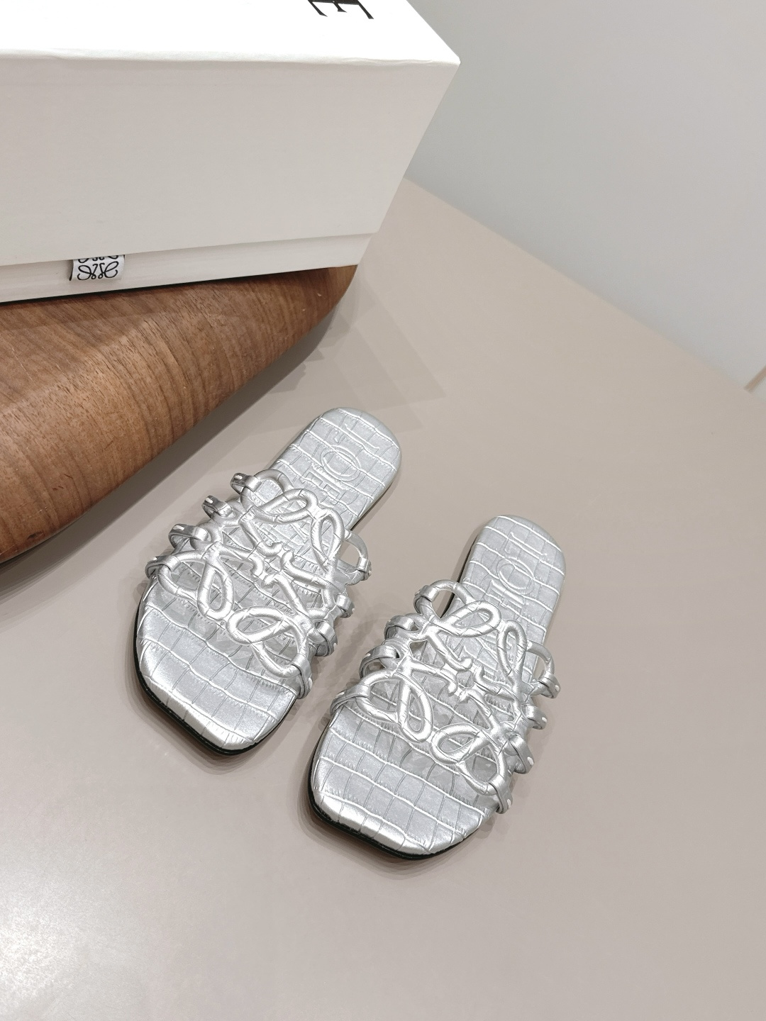 NO:900381,'Exclusive top version' LOEW* Luo Yiwei 26vs the latest popular series in spring and summer... [Special-shaped head embossed sandals] 26 years of top Italian designers, the latest element heel design, good to see the fairy cry, Valentine's Day limited edition, the shoelaces are fully oiled and the details are very interesting. At the same time, the overall shoe shape in the front is a very classic simple thin strap style, the collision of seriousness and humor, very dramatic ~ the ultimate interpretation of surrealism  Full of surprising and innovative camp aesthetics, full of fun. Fabric original customized sheepskin/embossing process original customized sheepskin lining original customized sheepskin foot pads original customized genuine leather outsole sole thickness 0.8cm size 35-39 (40.41.42. Customized non-returnable) packaging original full set of packaging color: official website synchronization update, slippers, loewe, slippers, sheepskin19860909《独家顶级版本》 LOEW*罗*意威26vs 春夏最新爆款系列…【异形头压花凉拖】  26年意大利顶级设计师,最新元素鞋跟设 计,好看到仙女落泪,情人节限定款,鞋 带全油边细节设计极具趣味性,同时前面 整体鞋型又是很经典的简约细带款,严肃 与幽默的碰撞,很有戏剧感～超现实主义 的极致演绎 饱含出奇新意的坎普美学 妙 趣横生. 面料原版定制羊皮/压花工艺 内里原版定制羊皮 垫脚原版定制羊皮 大底原版定制真皮底 底厚0.8cm 码数35-39（40.41.42.定制不退换） 包装原版全套包装 颜色:官网同步 更新,拖鞋,loewe,slippers,sheepskin,Women's Shoes