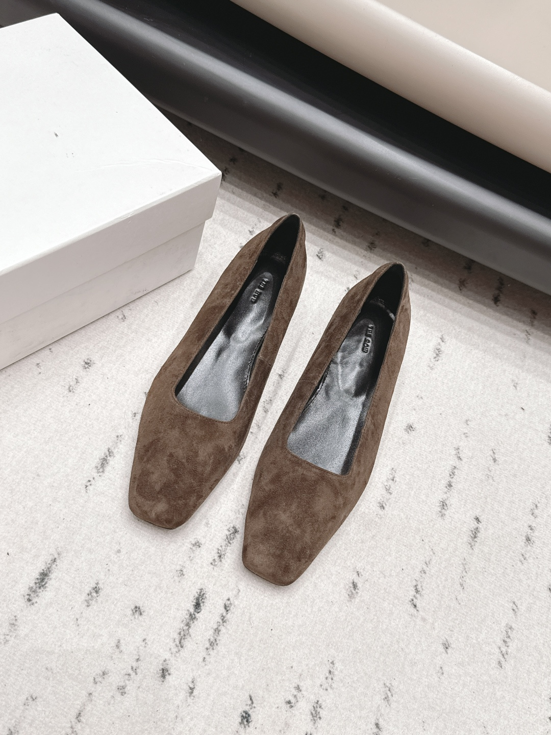 NO:900386,: 'Exclusive top version' THE ROW niche trendy brand 26 vs early spring new Loaf shoes series... [Square-toe wedge shoes] The original version has better comfort and wrapping than the original version. It is full of personality and easy to match with various styles of clothes... Fabric: Original customized cashmere Lining: Original customized sheepskin Foot pads: Original customized sheepskin Outsole: Original customized genuine leather sole Heel height: 3.5cm Packaging: Original full package, code number:  35-39 (40. Customization is non-returnable) Colors are updated simultaneously on the official website, single shoes, loafers, sheepskin19860909: 《独家顶级版本》 THE ROW小众潮牌26vs早春新款乐福单鞋系列……【方头坡跟单鞋】 原版一比一打造舒适度、包裹性都比较好.个性十足,很好驾驭各种风格衣服搭配…… 面料: 原版定制羊绒 内里: 原版定制羊皮 垫脚: 原版定制羊皮 大底: 原版定制真皮底 跟高: 3.5cm 包装: 原版全套包装, 码数: 35-39（40.定制不退换） 颜色官网同步更新,单鞋,loafers,sheepskin,Women's Shoes