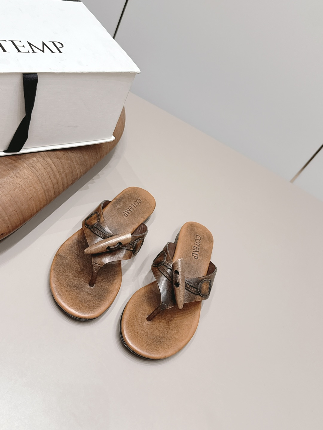 NO:900343,'Exclusive Top Version' COTEMP~Niche trendy brand 26vs the latest spring and summer hot sandal series... [Round-toe thong sandals] are really beautiful!  A new niche brand, every color is beautiful, every pair is handmade, the upper is full of flowers, and has the beauty of blooming flowers. Every color has a unique outfit, and every style is exclusive to everyone!  Beauty is different, that's how the world should be!  It’s super comfortable on your feet!  !  The fit is also very friendly!  Original custom cowhide upper, original custom sheepskin lining, original custom leather outsole, heel height 1.0cm, size 35-39 (40.41.customized), colors updated simultaneously on the official website, split-toe shoes, sandals, cowhide, sheepskin19860909《独家顶级版本》 COTEMP～小众潮牌26vs春夏最新爆款凉鞋系列…【圆头夹趾凉拖】 真的的美死了！新款小众品牌,每一个颜色都很好看 每一双都是手工制作,鞋面繁花,有繁花似锦的美意 每一个颜色都有独特的穿搭,搭配出的每种风格,都是每个人的专属！ 美丽各有不同,世界本该如此！上脚超级舒适的哦！！版型也很友好！ 鞋面原版定制牛皮 内里原版定制羊皮 大底原版定制真皮底 跟高1.0cm 码数35-39（40.41.定制） 颜色官网同步更新,分趾鞋,sandals,cowhide,sheepskin,Women's Shoes