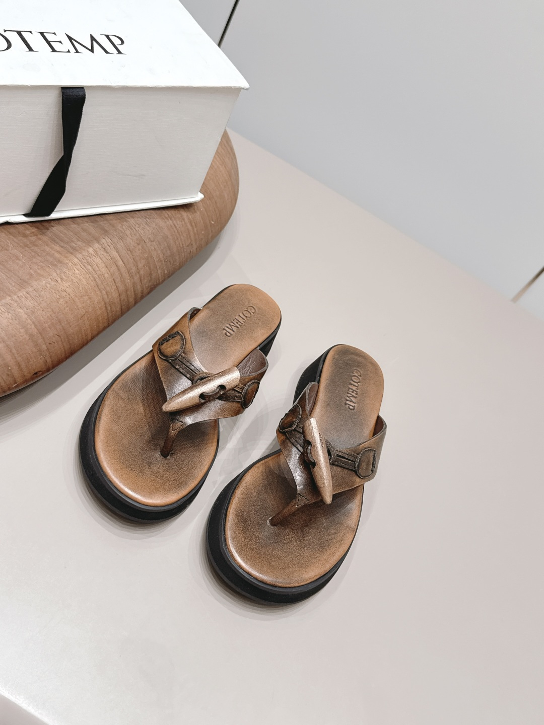 NO:900336,'Exclusive Top Version' COTEMP ~ Niche trendy brand 26 vs the latest spring and summer hot sandal series... [Round-toe thong thick-soled sandals] are really beautiful!  A new niche brand, every color is beautiful, every pair is handmade, the upper is full of flowers, and has the beauty of blooming flowers. Every color has a unique outfit, and every style is exclusive to everyone!  Beauty is different, that's how the world should be!  It’s super comfortable on your feet!  !  The fit is also very friendly!  Original custom-made cowhide for the upper, original custom-made sheepskin for the lining, original custom-made wear-resistant velvet combination outsole, heel height 3.5cm, size 35-39 (40.41.customized), colors updated simultaneously on the official website, split-toe shoes, sandals, cowhide, sheepskin19860909《独家顶级版本》 COTEMP～小众潮牌26vs春夏最新爆款凉鞋系列…【圆头夹趾厚底凉拖】 真的的美死了！新款小众品牌,每一个颜色都很好看 每一双都是手工制作,鞋面繁花,有繁花似锦的美意 每一个颜色都有独特的穿搭,搭配出的每种风格,都是每个人的专属！ 美丽各有不同,世界本该如此！上脚超级舒适的哦！！版型也很友好！ 鞋面原版定制牛皮 内里原版定制羊皮 大底原版定制耐磨绒组合底 跟高3.5cm 码数35-39（40.41.定制） 颜色官网同步更新,分趾鞋,sandals,cowhide,sheepskin,Women's Shoes