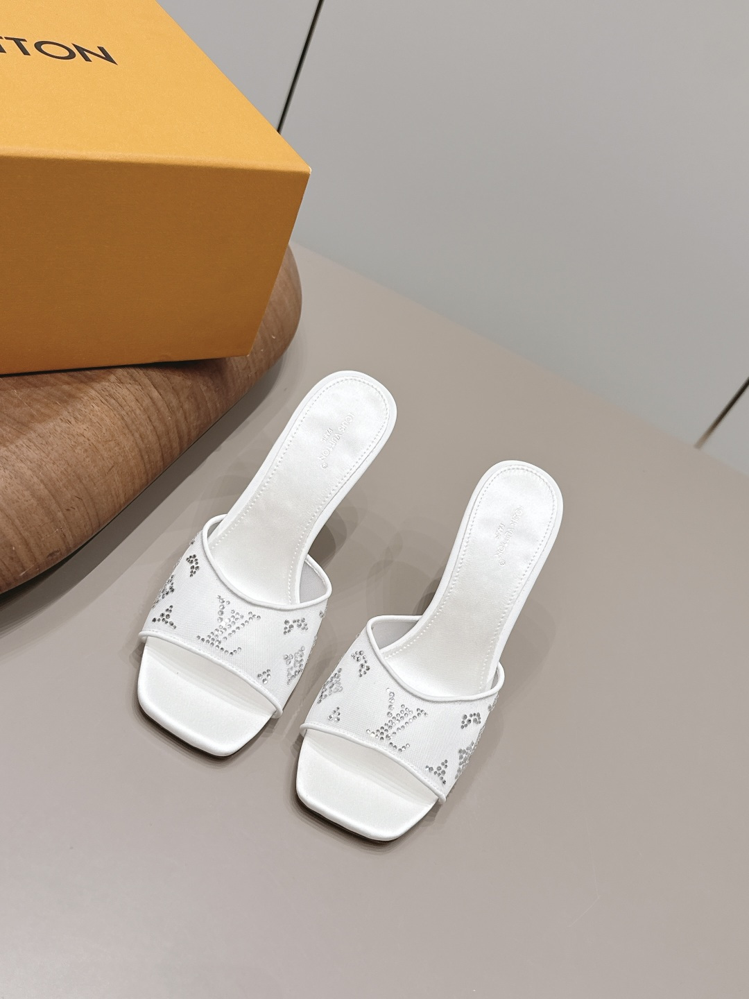 NO:900349,: 'Exclusive top version' LV donkey brand 2026 vs spring and summer Paris purchasing latest popular fashion sandals series... [Square toe hot-drilled high-heeled sandals] Original buckle molding Comes with original logo Super dazzling and high-end at first glance, making you stand out - MATERIAL Material - Fabric: Original customized mesh/hot-drilled process Inner: Original customized mesh Foot: Original customized sheepskin Outsole:  Original customized genuine leather outsole Heel height: 9.5cm Packaging: Original full set of packaging Number of yards: 35-39 (40.41. Customization is not returnable) Color: Official website updated simultaneously, high heels and slippers, louis vuitton, sandals, high heels, slippers, sheepskin, Leather soles19860909: 《独家顶级版本》 LV驴牌2026vs春夏夏巴黎代购最新爆款时装凉鞋系列……【方头烫钻高跟凉拖】 原版扣开模 附带原版logo 超级炫美 一眼看上去就高端大气上档次,让你齁的柱所以主场 - MATERIAL 材质 - 面料: 原版定制网纱/烫钻工艺 内里: 原版定制网纱 垫脚: 原版定制羊皮 大底: 原版定制真皮大底 跟高: 9.5cm 包装: 原版全套包装 码数: 35-39（40.41.定制不退换） 颜色:官网同步更新,高跟鞋拖鞋,louis vuitton,sandals,high heels,slippers,sheepskin,Leather soles,Women's Shoes