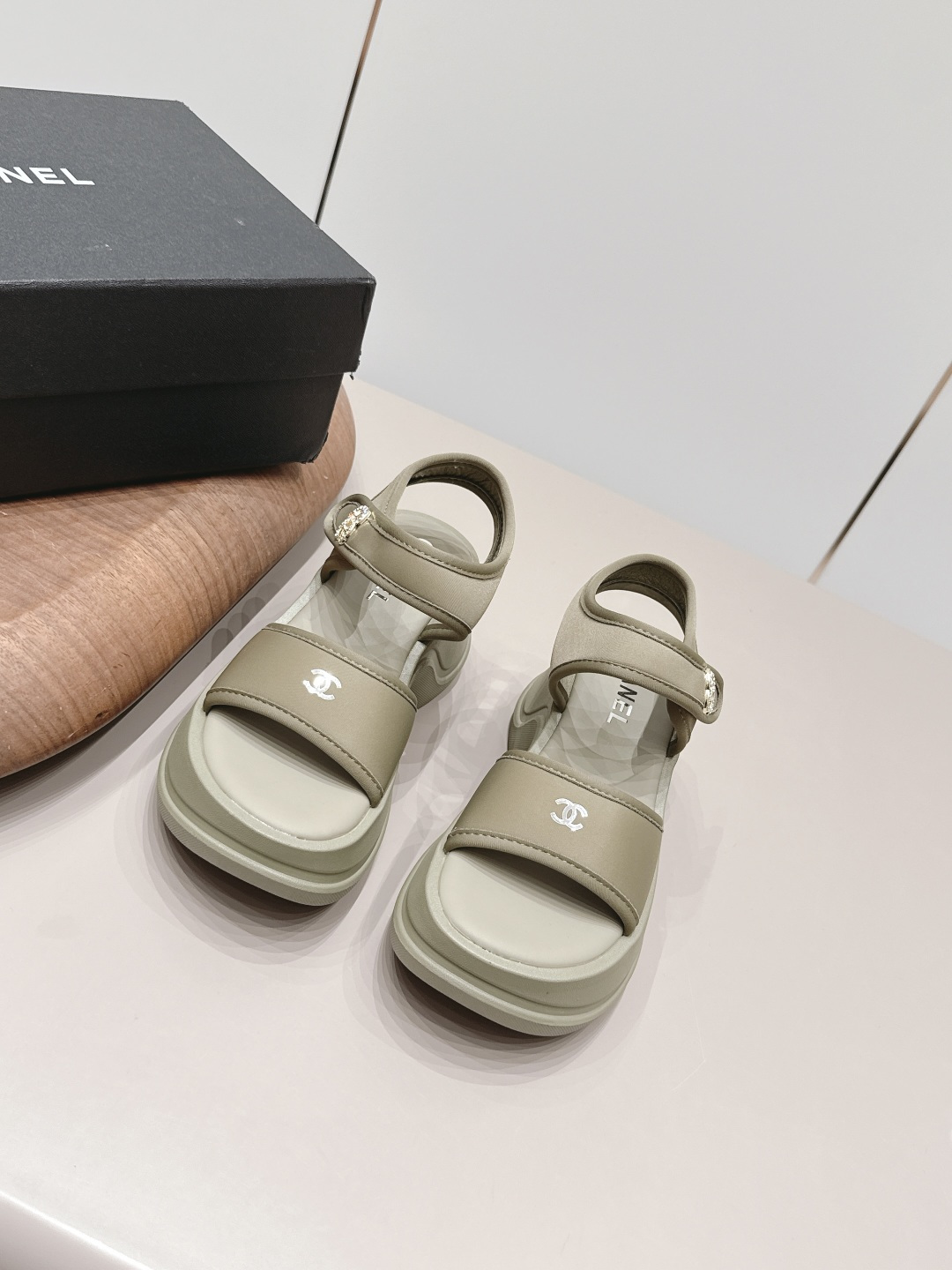 NO:900329,'Exclusive top version' CHANE*L Xiaoxiang 2026 vs early spring hot sandal series... [Round-toe thick-soled sandals] Customized leather surface, color, customized unique leather strapping complex craftsmanship, Milan catwalk main recommendation, super hot. High-end handmade series, really beautiful!  The upper foot is super good-looking, playful and high-end, the thick sole increases height and is versatile, a must-have for summer... The fabric is original customized stretch Lycra, the lining is original customized breathable fabric, the foot pad is original cow grain leather, the outsole is original molded TPU molded bottom, the packaging is original full set of packaging, the code number is 35-39 (40. Customization is non-refundable), the color official website is updated simultaneously, sandals, chanel, sandals19860909《独家顶级版本》 CHANE*L小香2026vs早春爆款凉鞋系列……【圆头厚底凉鞋】 定制皮面、颜色、定制独特的穿皮条复杂工艺、米兰走秀主推款,超火爆. 高级手工系列,真的太美了！上脚超级好看,俏皮又高级,厚底增高百搭 夏日必备…… 面料原版定制弹力莱卡 内里原版定制透气织布 垫脚原版牛纹皮革 大底原版开模TPU成型底 包装原版全套包装 码数35-39（40.定制不退换） 颜色官网同步更新,凉鞋,chanel,sandals,Women's Shoes