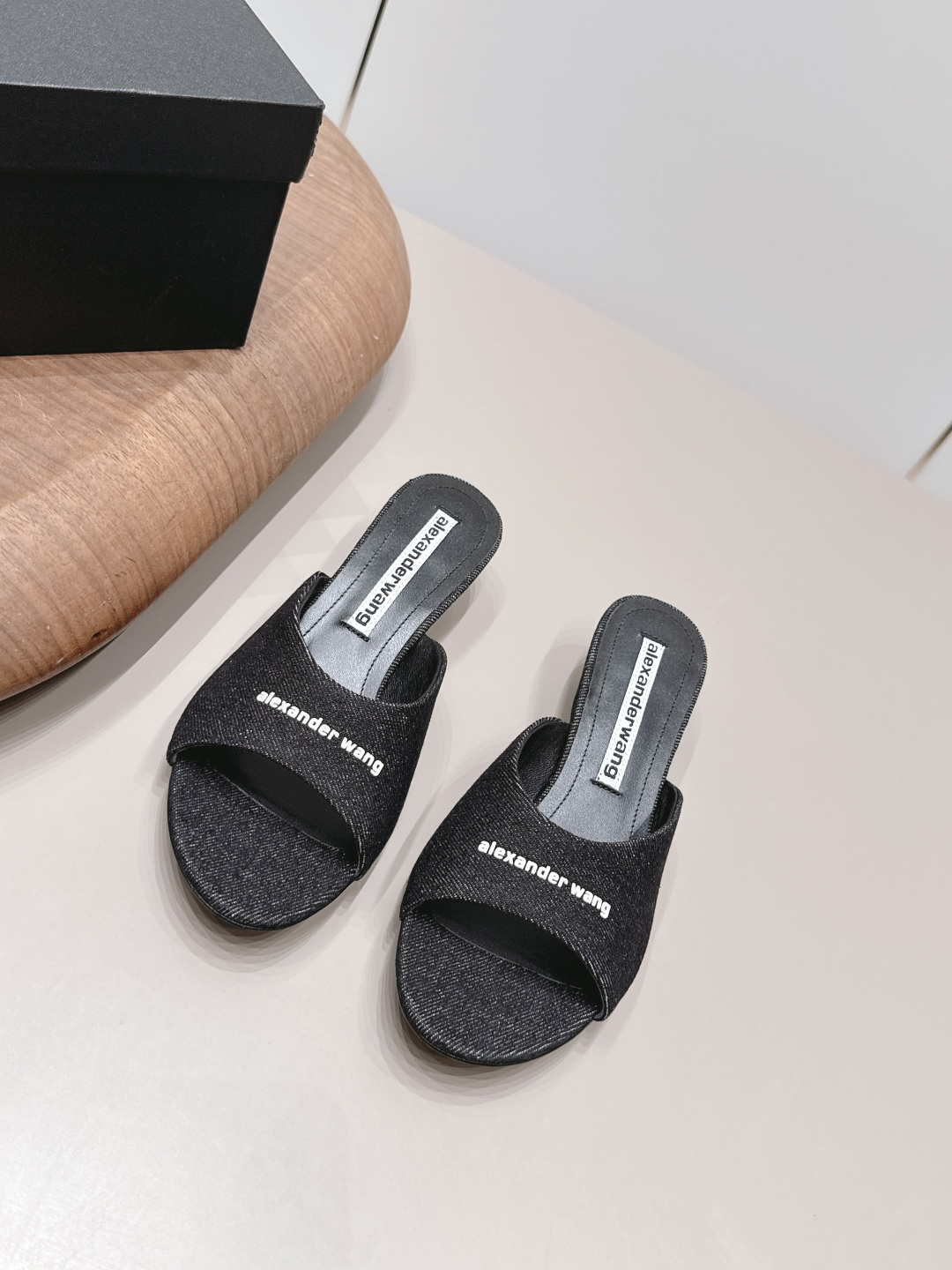 NO:900355,: [Exclusive top version] A*lexander~ Wang Alexander ·Wang 2026vs spring and summer latest popular series... [Round-headed label-pressed sandals] Synchronization with slippers counters, market exclusive original packaging, original leather bag!  You must have a pair of king shoes this summer... Upper: Original customized denim/pressed labeling process Foot pads: Original customized sheepskin Outsole: Original customized leather sole Heel height: 4cm Size: 35-39 (40. Customized non-returnable) Packaging: Original full set of packaging Color: Official website updated simultaneously, high heels and slippers, alexander wang, high heels, slippers, sheepskin19860909:【独家顶级版本】 A*lexander~ Wang亚力山大 ·王2026vs春夏最新爆款系列……【圆头压标凉拖】 拖鞋专柜同步,市场独家原单包装,原单贴皮布袋！这个夏季必须拥有一双大王鞋子…… 鞋面: 原版定制牛仔布/压标工艺 垫脚: 原版定制羊皮 大底: 原版定制真皮底 跟高: 4cm 码数: 35-39（40.定制不退换） 包装: 原版全套包装 颜色:官网同步更新,高跟鞋拖鞋,alexander wang,high heels,slippers,sheepskin,Women's Shoes