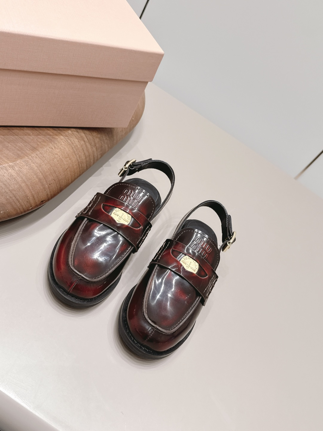 NO:900397,'Exclusive Top Version' MIUMIU 2026vs the latest spring and summer catwalk hot-selling shoe series... [Round-toe back empty shoes]  MIUMIU's spring and summer T-stage catwalk show is the same model as 'Dreams Never Sleep'. Miumiu can use it on important occasions. It has a fresh style with a touch of nobility. It is perfect to wear with this shoe. It is elegant and crystal clear, regardless of the material of various accessories.  , all are exclusively customized one to one, and must be zero distance from the original version. The entire series is full of exciting and unexpected combinations of elements, different materials, textures of fabrics, and a strong artistic atmosphere, allowing you to appreciate the ever-changing style of miumiu girls...  Upper: Original customized cowhide Lining: Original customized sheepskin Foot pads: Original customized sheepskin Outsole: Original molded TPU molded sole Heel height: 2cm Size: 35-39 (40.41..Customized non-returnable) Packaging: Original full set of packaging Color: Official website updated simultaneously, sandals, miumiu, sandals, cowhide, sheepskin19860909《独家顶级版本》 MIUMIU缪缪2026vs春夏最新走秀爆款单鞋系列…… 【圆头后空单鞋】 MIUMIU春夏T台走秀网红同款＂造梦不夜城＂,miumiu能在重要场合上用得上了,小清新风带点贵气的感觉,上脚非常完美穿搭配上此鞋,优雅大方,晶莹剔透,无论各种配件材质,都是独家一比一定制,必做到原版零距离,整个系列都充满了令人兴奋和意外的元素结合,不同的材质,肌理的面料的表现,具有极浓的艺术气息,让你领略miumiu女孩的百变风格…… 鞋面: 原版定制牛皮 内里: 原版定制羊皮 垫脚: 原版定制羊皮 大底: 原版开模TPU成型底底 跟高: 2cm 码数: 35-39（40.41..定制不退换) 包装:原版全套包装 颜色:官网同步更新,凉鞋,miumiu,sandals,cowhide,sheepskin,Women's Shoes