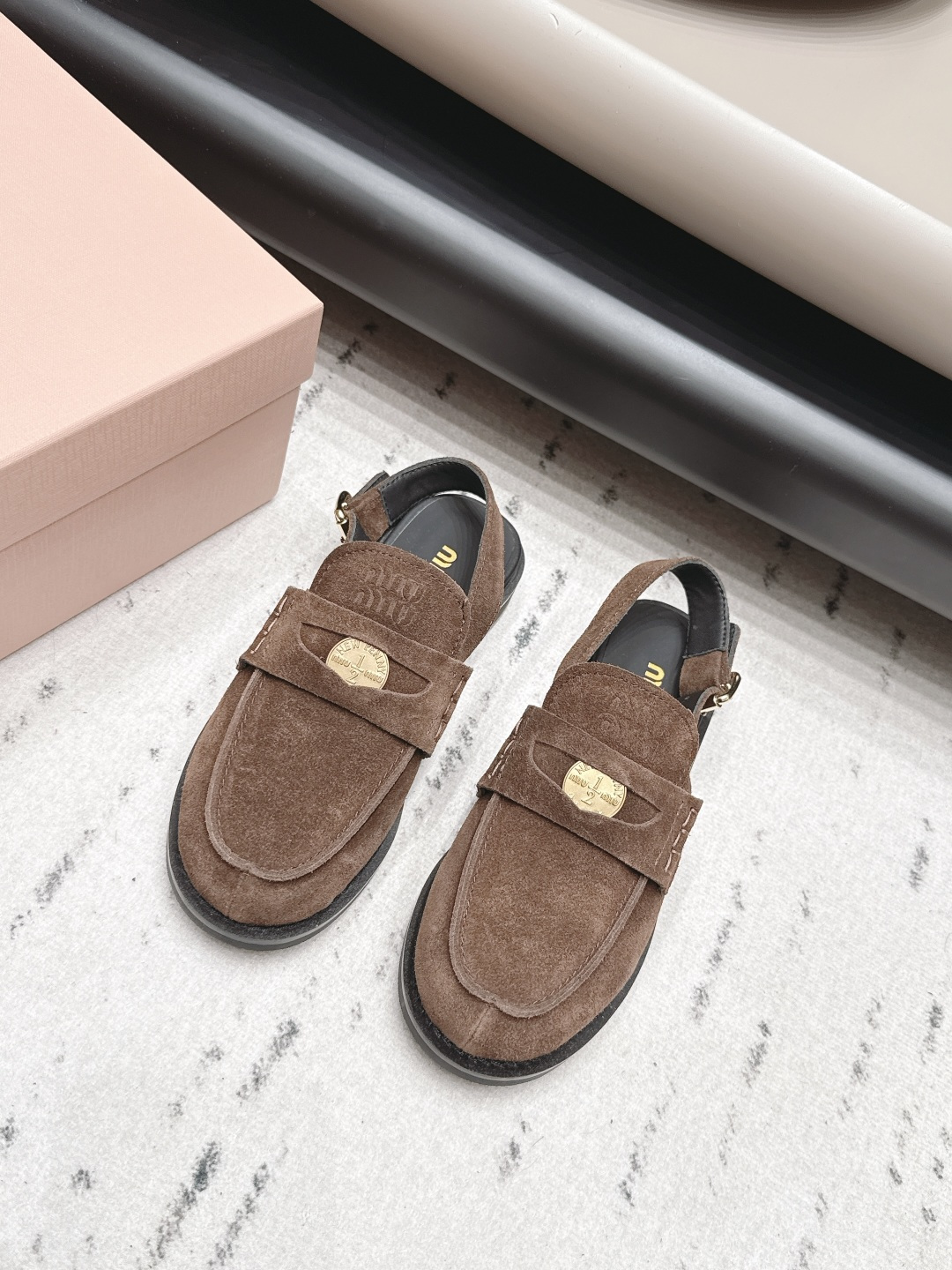 NO:900403,'Exclusive Top Version' MIUMIU 2026vs the latest spring and summer catwalk hot-selling shoe series... [Round-toe back empty shoes]  MIUMIU's spring and summer T-stage catwalk show is the same model as 'Dreams Never Sleep'. Miumiu can use it on important occasions. It has a fresh style with a touch of nobility. It is perfect to wear with this shoe. It is elegant and crystal clear, regardless of the material of various accessories.  , all are exclusively customized one to one, and must be zero distance from the original version. The entire series is full of exciting and unexpected combinations of elements, different materials, textures of fabrics, and a strong artistic atmosphere, allowing you to appreciate the ever-changing style of miumiu girls...  Upper: Original customized cowhide Lining: Original customized sheepskin Foot pads: Original customized sheepskin Outsole: Original open-molded TPU molded sole Heel height: 2cm Size: 35-39 (40.41..Customized non-refundable) Packaging: Original full set of packaging Color: Official website updated simultaneously, sandals, miumiu, sandals, sheepskin19860909《独家顶级版本》 MIUMIU缪缪2026vs春夏最新走秀爆款单鞋系列…… 【圆头后空单鞋】 MIUMIU春夏T台走秀网红同款＂造梦不夜城＂,miumiu能在重要场合上用得上了,小清新风带点贵气的感觉,上脚非常完美穿搭配上此鞋,优雅大方,晶莹剔透,无论各种配件材质,都是独家一比一定制,必做到原版零距离,整个系列都充满了令人兴奋和意外的元素结合,不同的材质,肌理的面料的表现,具有极浓的艺术气息,让你领略miumiu女孩的百变风格…… 鞋面: 原版定制牛猄 内里: 原版定制羊皮 垫脚: 原版定制羊皮 大底: 原版开模TPU成型底底 跟高: 2cm 码数: 35-39（40.41..定制不退换) 包装:原版全套包装 颜色:官网同步更新,凉鞋,miumiu,sandals,sheepskin,Women's Shoes