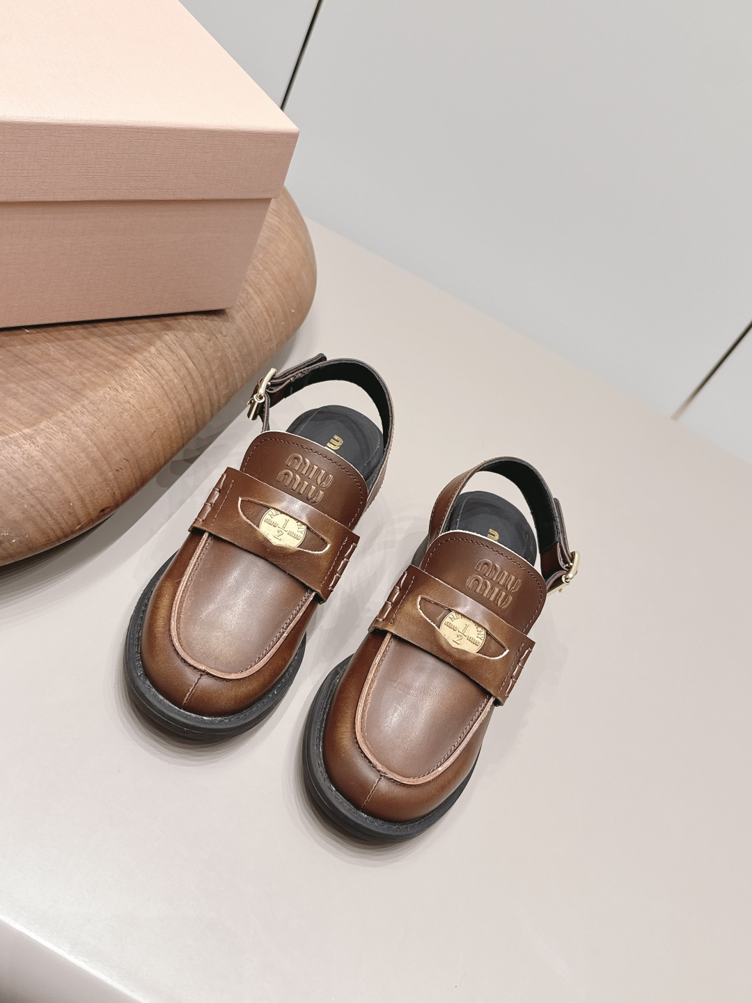 NO:900393,'Exclusive Top Version' MIUMIU 2026vs the latest spring and summer catwalk hot-selling shoe series... [Round-toe back empty shoes]  MIUMIU's spring and summer T-stage catwalk show is the same model as 'Dreams Never Sleep'. Miumiu can use it on important occasions. It has a fresh style with a touch of nobility. It is perfect to wear with this shoe. It is elegant and crystal clear, regardless of the material of various accessories.  , all are exclusively customized one to one, and must be zero distance from the original version. The entire series is full of exciting and unexpected combinations of elements, different materials, textures of fabrics, and a strong artistic atmosphere, allowing you to appreciate the ever-changing style of miumiu girls...  Upper: Original customized cowhide Lining: Original customized sheepskin Foot pads: Original customized sheepskin Outsole: Original molded TPU molded sole Heel height: 5cm Size: 35-39 (40.41. Customization is non-returnable) Packaging: Original full set of packaging Color: Official website updated simultaneously, sandals, miumiu, sandals, cowhide, sheepskin19860909《独家顶级版本》 MIUMIU缪缪2026vs春夏最新走秀爆款单鞋系列…… 【圆头后空单鞋】 MIUMIU春夏T台走秀网红同款＂造梦不夜城＂,miumiu能在重要场合上用得上了,小清新风带点贵气的感觉,上脚非常完美穿搭配上此鞋,优雅大方,晶莹剔透,无论各种配件材质,都是独家一比一定制,必做到原版零距离,整个系列都充满了令人兴奋和意外的元素结合,不同的材质,肌理的面料的表现,具有极浓的艺术气息,让你领略miumiu女孩的百变风格…… 鞋面: 原版定制牛皮 内里: 原版定制羊皮 垫脚: 原版定制羊皮 大底: 原版开模TPU成型底底 跟高: 5cm 码数: 35-39（40.41.定制不退换) 包装:原版全套包装 颜色:官网同步更新,凉鞋,miumiu,sandals,cowhide,sheepskin,Women's Shoes