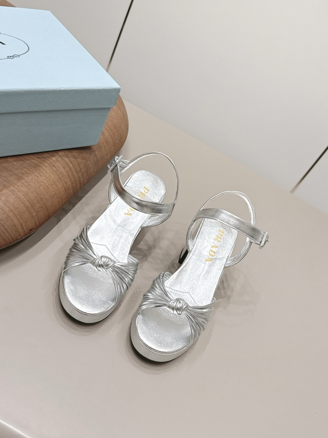 NO:900361,: 'Exclusive top version' PRAD-A Pra*da 2026 vs new casual sandals series... [Round-toe thick-soled casual sandals] Original 1:1 customization, this year's most fashionable British-style retro casual shoes with color matching straps, worn by many Internet celebrities, this shoe, cowhide color matching, injection molded letter luogo technology, very popular this year, can be worn for both leisure and sports... Fabric: Original customized sheepskin Lining: Original customized cashmere Foot pads: Original customized sheepskin  Outsole: Original molded water platform/genuine leather sole combination Code number: 35-39 (34.40.41.42. Customized, non-refundable) Packaging: Original full set of packaging Color: Official website updated simultaneously, high heels and sandals, prada, prada, sandals, high heels, cowhide, sheepskin19860909: 《独家顶级版本》  PRAD-A普拉*达2026vs新款休闲凉鞋系列……【圆头厚底休闲凉鞋】 原版1:1定制,今年最潮的拼色绑带英伦风复古休闲鞋,众多网红上脚,这款鞋,牛皮拼色,注塑字母luogo工艺,今年非常爆,穿上休闲运动两不失误…… 面料: 原版定制羊皮 内里: 原版定制羊绒 垫脚: 原版定制羊皮 大底: 原版开模水台/真皮底组合 码数: 35-39（34.40.41.42.定制不退换） 包装:原版全套包装 颜色:官网同步更新,高跟鞋凉鞋,prada,prada,sandals,high heels,cowhide,sheepskin,Women's Shoes