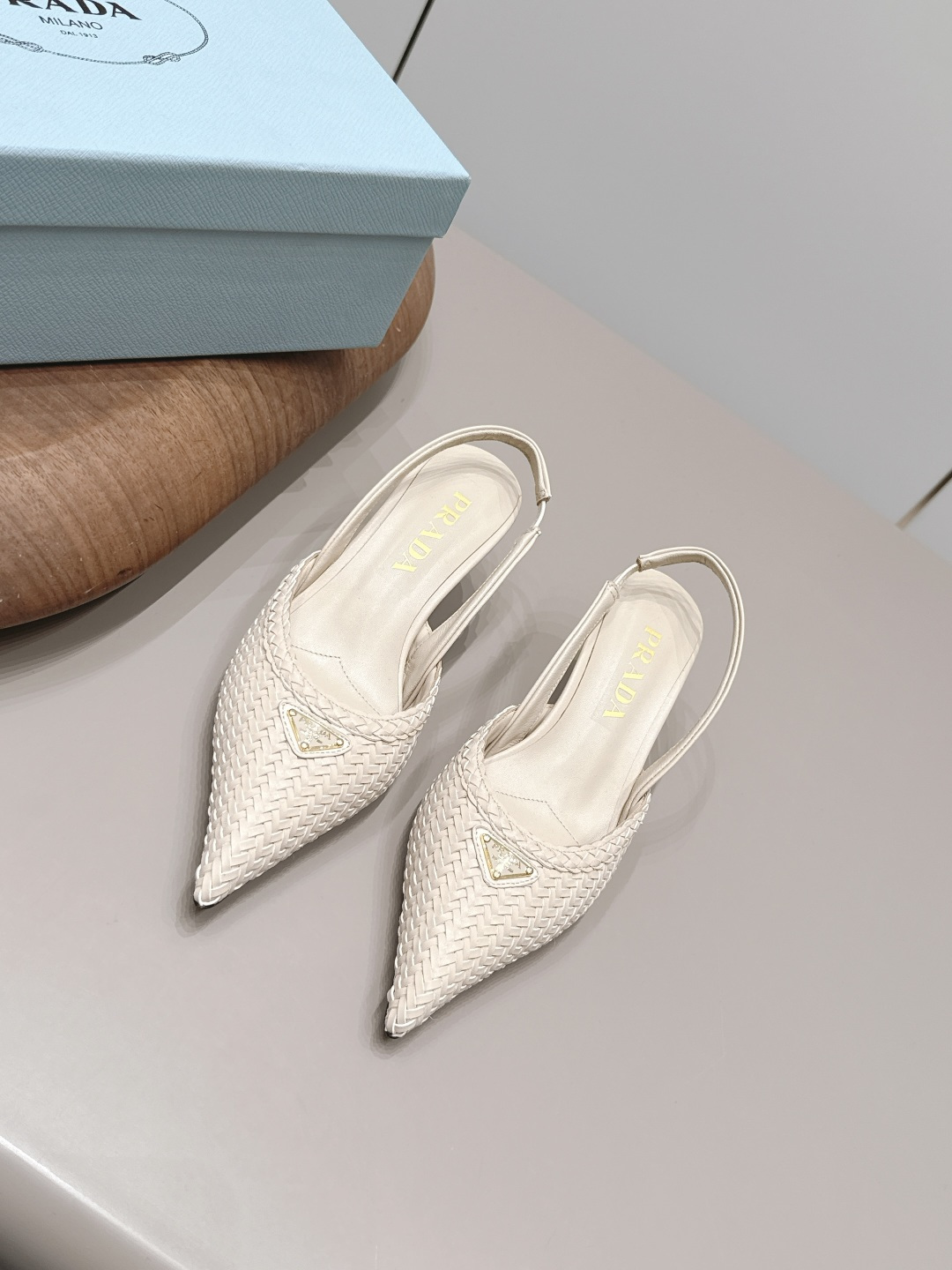 NO:900373,: 'Exclusive top version' PRA*D 2026 vs spring and summer catwalk popular fashion shoes series... [Pointed toe braided back empty shoes]  PRADA's spring and summer T-stage catwalk show is the same style as 'Dream Never Sleeps'. Prada can use it on important occasions. The fresh style has a bit of nobility and is perfect on the feet. When worn with this shoe, it is elegant and crystal clear, regardless of the material of various accessories.  , all are exclusively customized one to one, and must be zero distance from the original version. The entire series is full of exciting and unexpected combinations of elements, different materials, textures of fabrics, and a strong artistic atmosphere, allowing you to appreciate the ever-changing style of Prada girls...  Upper: Original customized sheepskin/woven craftsmanship Lining: Original customized sheepskin Foot pads: Original customized sheepskin Outsole: Original customized leather outsole Heel height: 5.5cm Packaging: Original full set of packaging Code number: 35-39 (34.40.41.42. Customized non-returnable) Color: Official website updated simultaneously, sandals, prada, prada, sandals, sheepskin, Leather soles19860909: 《独家顶级版本》 PRA*D普拉*达2026vs春夏走秀爆款时装单鞋系列 ……【尖头编织后空单鞋】 PRADA春夏T台走秀网红同款＂造梦不夜城＂,Prada能在重要场合上用得上了,小清新风带点贵气的感觉,上脚非常完美,穿搭配上此鞋,优雅大方,晶莹剔透,无论各种配件材质,都是独家一比一定制,必做到原版零距离,整个系列都充满了令人兴奋和意外的元素结合,不同的材质,肌理的面料的表现,具有极浓的艺术气息,让你领略Prada女孩的百变风格…… 鞋面: 原版定制羊皮/编织工艺 内里: 原版定制羊皮 垫脚: 原版定制羊皮 大底: 原版定制真皮大底 跟高: 5.5cm 包装: 原版全套包装 码数: 35-39(34.40.41.42.定制不退换） 颜色:官网同步更新,凉鞋单鞋,prada,prada,sandals,sheepskin,Leather soles,Women's Shoes