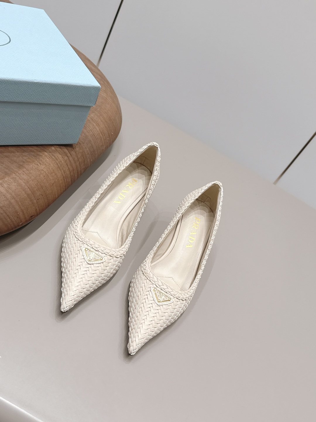 NO:900367,: 'Exclusive top version' PRA*D 2026 vs spring and summer catwalk popular fashion shoes series... [Pointed toe braided shoes]  PRADA's spring and summer T-stage catwalk show is the same style as 'Dream Never Sleeps'. Prada can use it on important occasions. The fresh style has a bit of nobility and is perfect on the feet. When worn with this shoe, it is elegant and crystal clear, regardless of the material of various accessories.  , all are exclusively customized one to one, and must be zero distance from the original version. The entire series is full of exciting and unexpected combinations of elements, different materials, textures of fabrics, and a strong artistic atmosphere, allowing you to appreciate the ever-changing style of Prada girls...  Upper: Original customized sheepskin/woven craftsmanship Lining: Original customized sheepskin Foot pads: Original customized sheepskin Outsole: Original customized leather outsole Heel height: 5.5cm Packaging: Original full set of packaging Code number: 35-39 (34.40.41.42. Customized non-returnable) Color: Official website updated simultaneously, sandals, prada, prada, sandals, sheepskin, Leather soles19860909: 《独家顶级版本》 PRA*D普拉*达2026vs春夏走秀爆款时装单鞋系列 ……【尖头编织单鞋】 PRADA春夏T台走秀网红同款＂造梦不夜城＂,Prada能在重要场合上用得上了,小清新风带点贵气的感觉,上脚非常完美,穿搭配上此鞋,优雅大方,晶莹剔透,无论各种配件材质,都是独家一比一定制,必做到原版零距离,整个系列都充满了令人兴奋和意外的元素结合,不同的材质,肌理的面料的表现,具有极浓的艺术气息,让你领略Prada女孩的百变风格…… 鞋面: 原版定制羊皮/编织工艺 内里: 原版定制羊皮 垫脚: 原版定制羊皮 大底: 原版定制真皮大底 跟高: 5.5cm 包装: 原版全套包装 码数: 35-39(34.40.41.42.定制不退换） 颜色:官网同步更新,凉鞋单鞋,prada,prada,sandals,sheepskin,Leather soles,Women's Shoes