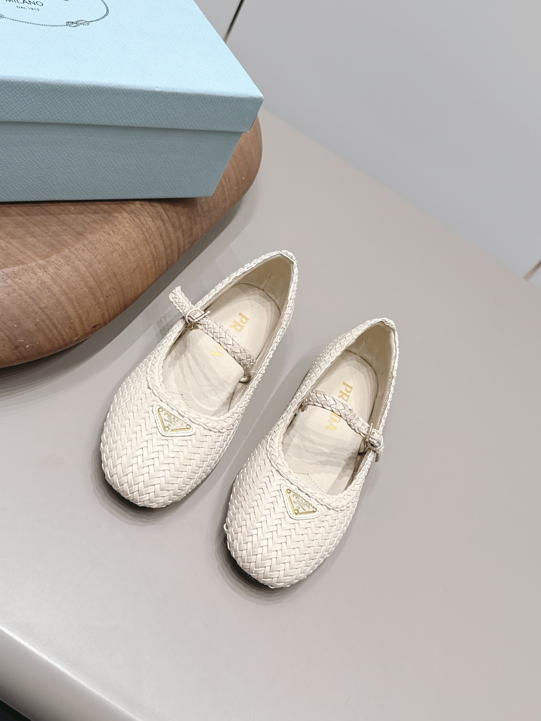 NO:900380,: 'Exclusive top version' PRA*D 2026 vs spring and summer catwalk popular fashion shoes series... [Round-toe braided flat shoes]  PRADA's spring and summer T-stage catwalk show is the same style as 'Dream Never Sleeps'. Prada can use it on important occasions. The fresh style has a bit of nobility and is perfect on the feet. When worn with this shoe, it is elegant and crystal clear, regardless of the material of various accessories.  , all are exclusively customized one to one, and must be zero distance from the original version. The entire series is full of exciting and unexpected combinations of elements, different materials, textures of fabrics, and a strong artistic atmosphere, allowing you to appreciate the ever-changing style of Prada girls...  Upper: Original customized sheepskin/woven craftsmanship Lining: Original customized sheepskin Foot pads: Original customized sheepskin Outsole: Original customized leather outsole Heel height: 0.8cm Packaging: Original full set of packaging Code number: 35-39 (34.40.41.42. Customized non-returnable) Color: Official website updated simultaneously, sandals, prada, prada, sandals, sheepskin, Leather soles19860909: 《独家顶级版本》 PRA*D普拉*达2026vs春夏走秀爆款时装单鞋系列 ……【圆头编织平底单鞋】 PRADA春夏T台走秀网红同款＂造梦不夜城＂,Prada能在重要场合上用得上了,小清新风带点贵气的感觉,上脚非常完美,穿搭配上此鞋,优雅大方,晶莹剔透,无论各种配件材质,都是独家一比一定制,必做到原版零距离,整个系列都充满了令人兴奋和意外的元素结合,不同的材质,肌理的面料的表现,具有极浓的艺术气息,让你领略Prada女孩的百变风格…… 鞋面: 原版定制羊皮/编织工艺 内里: 原版定制羊皮 垫脚: 原版定制羊皮 大底: 原版定制真皮大底 跟高: 0.8cm 包装: 原版全套包装 码数: 35-39(34.40.41.42.定制不退换） 颜色:官网同步更新,凉鞋单鞋,prada,prada,sandals,sheepskin,Leather soles,Women's Shoes
