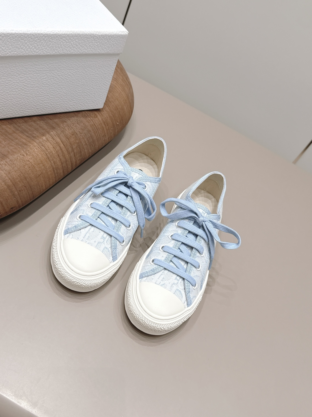 NO:900322,: Thin-soled 'Exclusive top version' D*IOR Dior ~ 26vs spring and summer new casual hot series... [Round-toe fabric casual shoes] Based on the classic sneaker version, adding deconstructed elements to the design. The classic brand digital logo is perfectly presented on the tail of the shoe. The circle surrounds the '23' logo on the shoe line, and the original customized cowhide mesh embroidery letter craft is full of playfulness, showing the fashionable design of Margiela. It is the top when it is launched. Fabric:  Original customized jacquard weaving/electric embroidery process Lining: Original customized sheepskin Foot pads: Original customized sheepskin Outsole: Original open-mold TPU suction molding bottom Size: 35-39 (40.41.42. Customized non-returnable) Packaging: Original full set of packaging Color: Official website updated simultaneously, casual shoes/sports shoes, masion margiela, sneakers, cowhide, sheepskin19860909: 薄底《独家顶级版本》  D*IOR迪*奥～26vs春夏新款休闲爆款系列……【圆头织布休闲鞋】 以经典球鞋的版型为基础 加入解构元素设计 经典品牌数字logo在鞋尾完美呈现 圆圈围绕鞋履线“23”标志, 原版定制牛皮网刺绣字母工艺,玩味十足,尽显马吉拉时髦设计感,上市即巅峰 上脚即王者 面料: 原版定制提花织布/电绣工艺 内里: 原版定制羊皮 垫脚: 原版定制羊皮 大底: 原版开模TPU吸模成型底 码数: 35-39（40.41.42.定制不退换） 包装: 原版全套包装 颜色:官网同步更新,休闲鞋/运动鞋,masion margiela,sneakers,cowhide,sheepskin,Women's Shoes