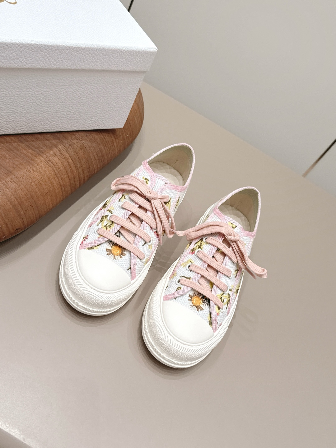 NO:900315,: Thick-soled 'Exclusive Top Version' D*IOR Dior ~ 26vs new spring and summer casual hot series... [Round-toe thick-soled casual shoes] Based on the classic sneaker version, adding deconstructed element design. The classic brand digital logo is perfectly presented on the tail of the shoe. The circle surrounds the '23' logo on the shoe line, and the original customized cowhide mesh embroidery letter craft is full of playfulness, showing the fashionable design of Margiela. It is the top when it is launched. Fabric:  Original customized jacquard weaving/electric embroidery process Lining: Original customized sheepskin Foot pads: Original customized sheepskin Outsole: Original open-mold TPU suction molding bottom Size: 35-39 (40.41.42. Customized non-returnable) Packaging: Original full set of packaging Color: Official website updated simultaneously, casual shoes/sports shoes, masion margiela, sneakers, cowhide, sheepskin19860909: 厚底《独家顶级版本》  D*IOR迪*奥～26vs春夏新款休闲爆款系列……【圆头厚底休闲鞋】 以经典球鞋的版型为基础 加入解构元素设计 经典品牌数字logo在鞋尾完美呈现 圆圈围绕鞋履线“23”标志, 原版定制牛皮网刺绣字母工艺,玩味十足,尽显马吉拉时髦设计感,上市即巅峰 上脚即王者 面料: 原版定制提花织布/电绣工艺 内里: 原版定制羊皮 垫脚: 原版定制羊皮 大底: 原版开模TPU吸模成型底 码数: 35-39（40.41.42.定制不退换） 包装: 原版全套包装 颜色:官网同步更新,休闲鞋/运动鞋,masion margiela,sneakers,cowhide,sheepskin,Women's Shoes