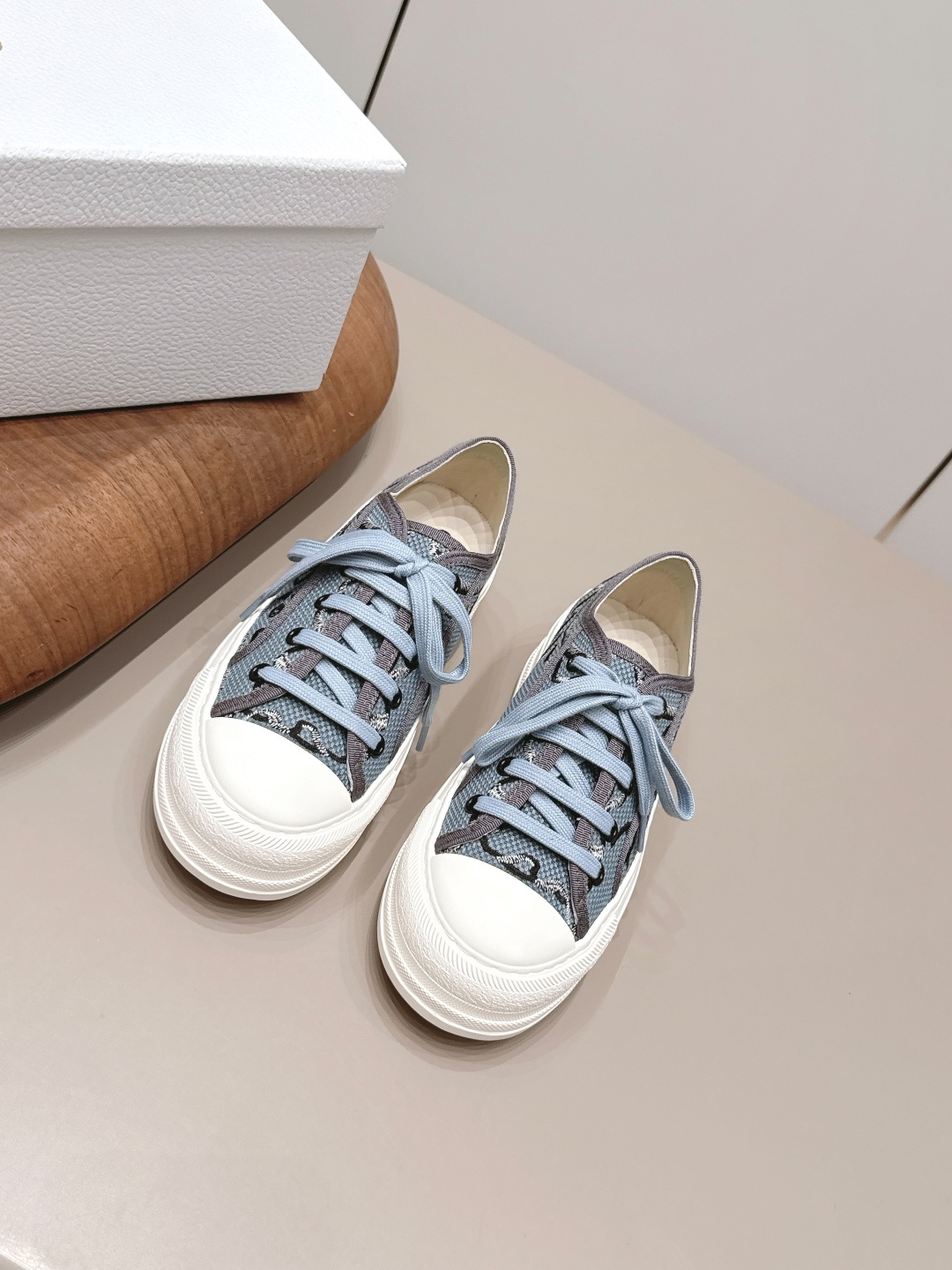 NO:900309,: Thick-soled 'Exclusive Top Version' D*IOR Dior ~ 26vs new spring and summer casual hot series... [Round-toe thick-soled casual shoes] Based on the classic sneaker version, adding deconstructed element design. The classic brand digital logo is perfectly presented on the tail of the shoe. The circle surrounds the '23' logo on the shoe line, and the original customized cowhide mesh embroidery letter craft is full of playfulness, showing the fashionable design of Margiela. It is the top when it is launched. Fabric:  Original custom weaving/electro-embroidery process Lining: Original custom sheepskin Foot pads: Original custom sheepskin Outsole: Original open-mold TPU suction molding bottom Size: 35-39 (40.41.42. Customization is non-returnable) Packaging: Original full set of packaging Color: Official website updated simultaneously, casual shoes/sports shoes, masion margiela, sneakers, cowhide, sheepskin19860909: 厚底《独家顶级版本》  D*IOR迪*奥～26vs春夏新款休闲爆款系列……【圆头厚底休闲鞋】 以经典球鞋的版型为基础 加入解构元素设计 经典品牌数字logo在鞋尾完美呈现 圆圈围绕鞋履线“23”标志, 原版定制牛皮网刺绣字母工艺,玩味十足,尽显马吉拉时髦设计感,上市即巅峰 上脚即王者 面料: 原版定制织布/电绣工艺 内里: 原版定制羊皮 垫脚: 原版定制羊皮 大底: 原版开模TPU吸模成型底 码数: 35-39（40.41.42.定制不退换） 包装: 原版全套包装 颜色:官网同步更新,休闲鞋/运动鞋,masion margiela,sneakers,cowhide,sheepskin,Women's Shoes